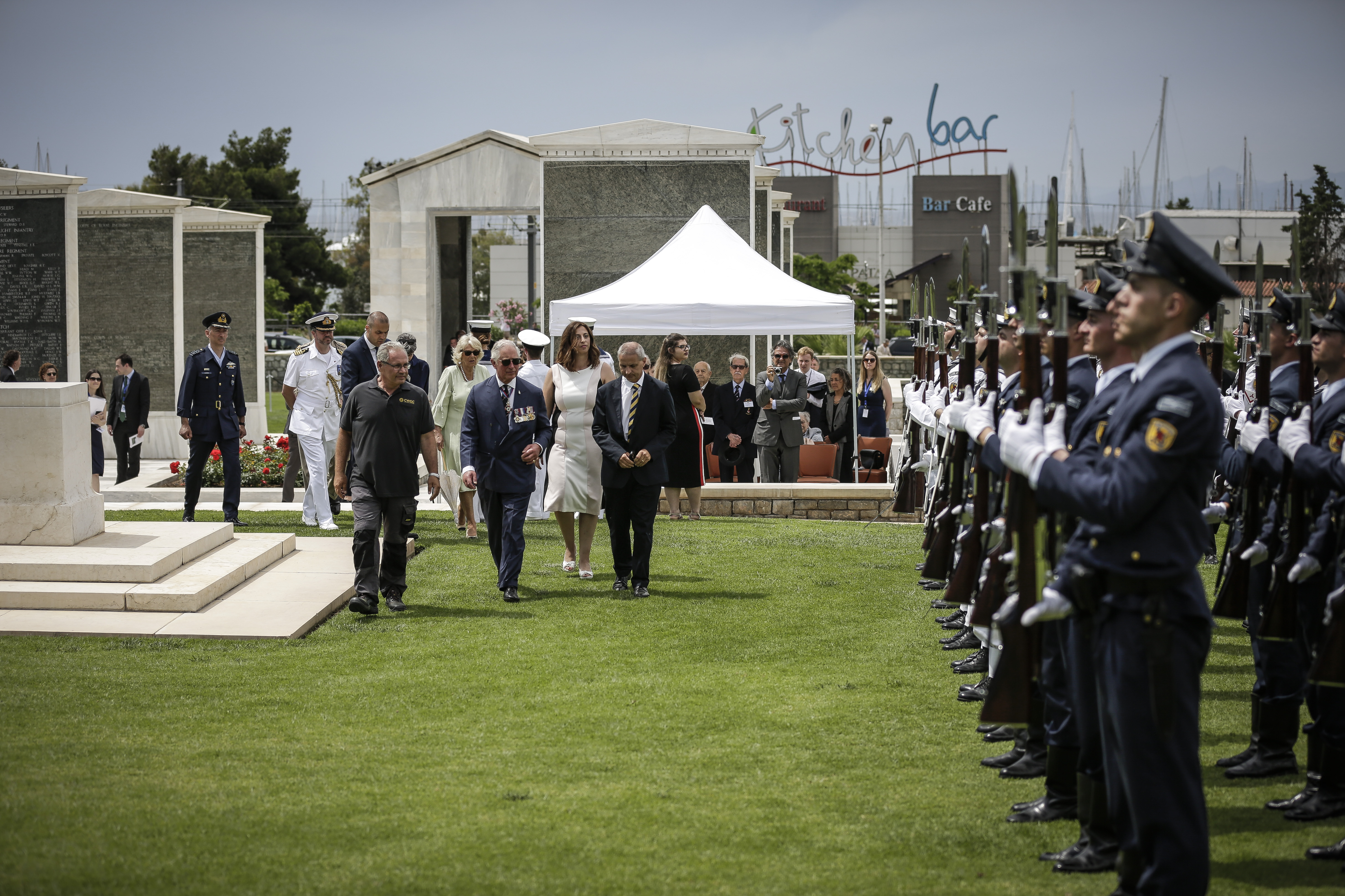 Στον Πειραιά ο Κάρολος: Πτήση στη μνήμη του Γ. Μπαλταδώρου από τα «Red Arrows» (φωτογραφίες – βίντεο)-20