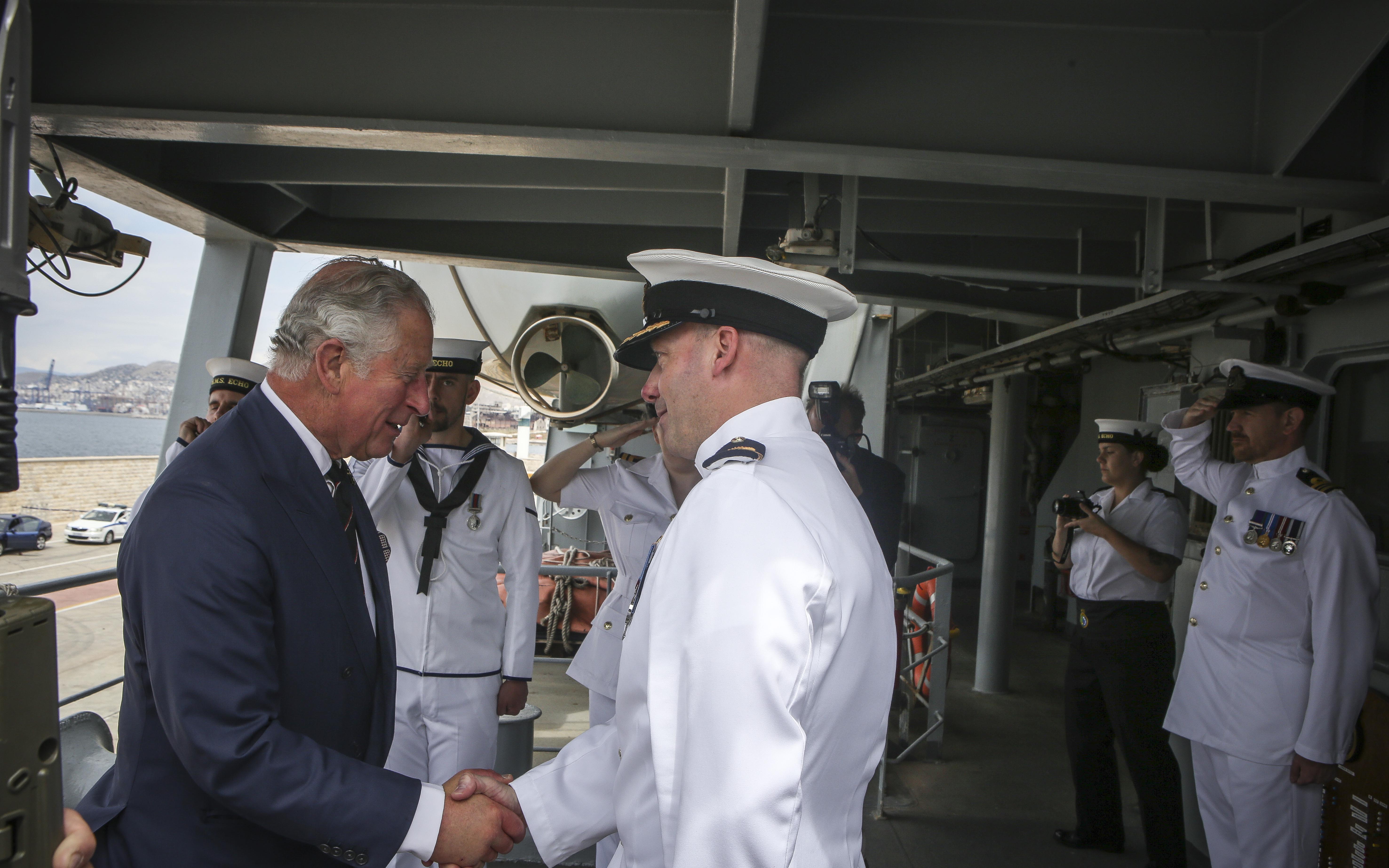 Στον Πειραιά ο Κάρολος: Πτήση στη μνήμη του Γ. Μπαλταδώρου από τα «Red Arrows» (φωτογραφίες – βίντεο)-1