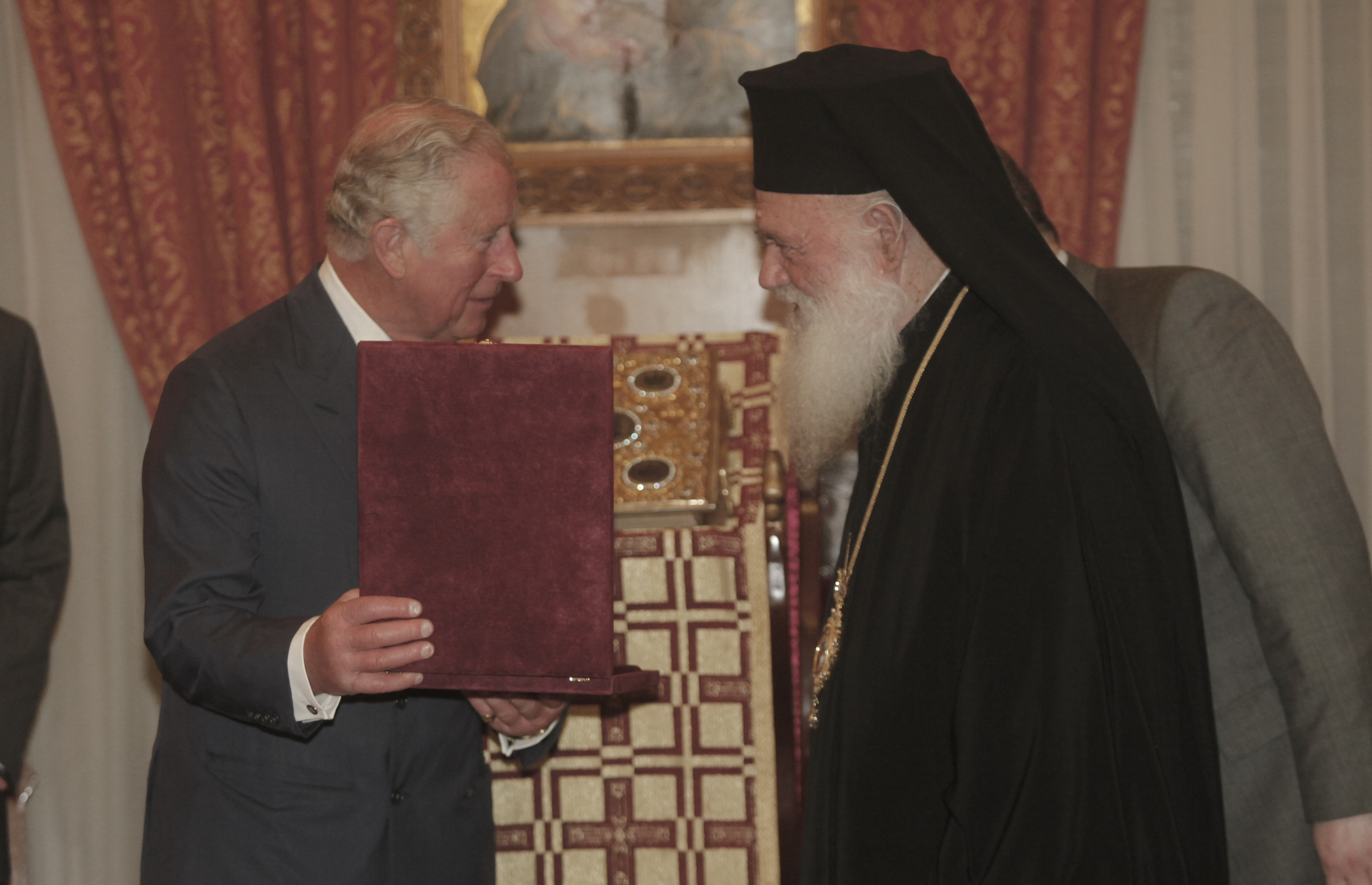 Στον Πειραιά ο Κάρολος: Πτήση στη μνήμη του Γ. Μπαλταδώρου από τα «Red Arrows» (φωτογραφίες – βίντεο)-23