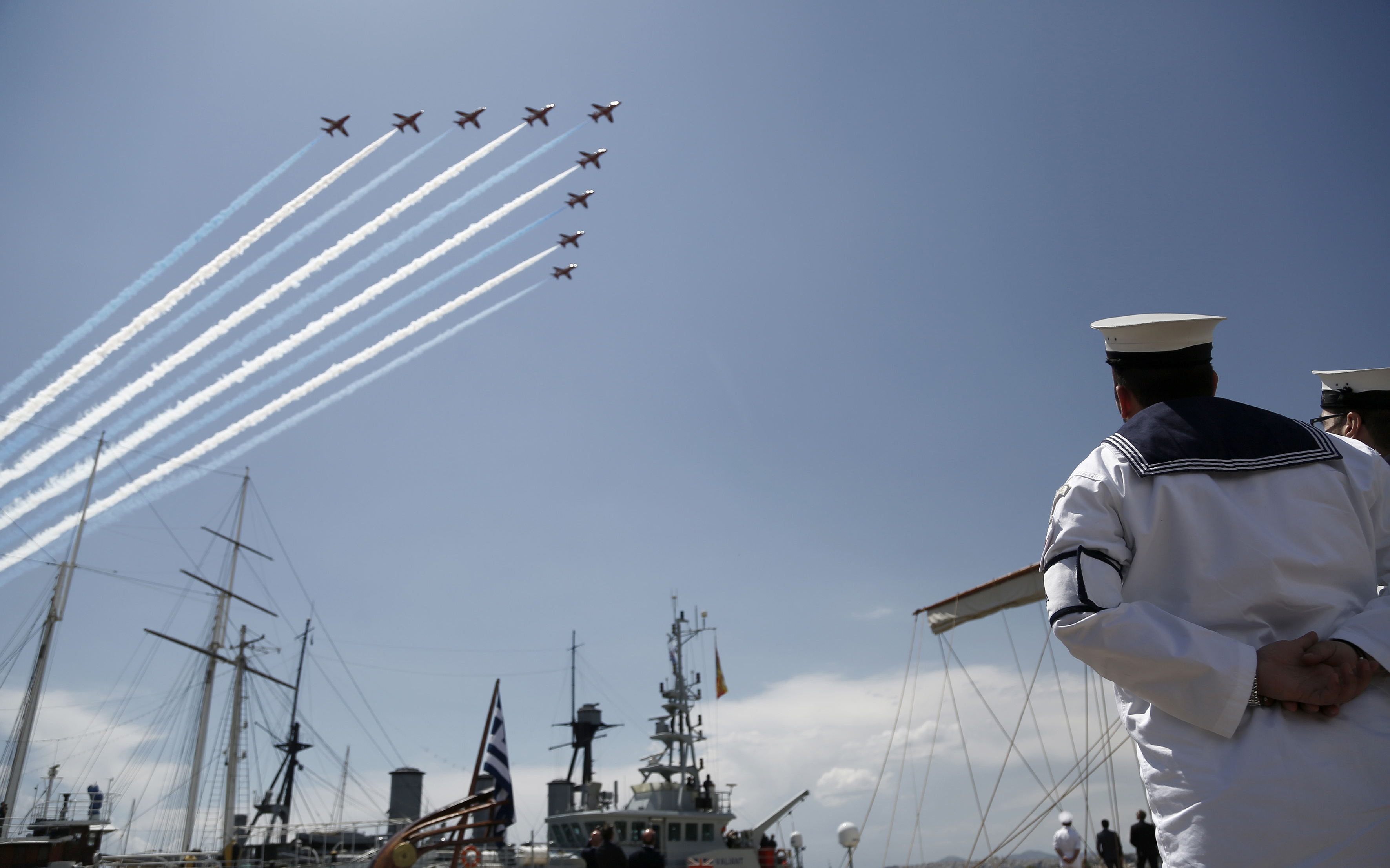 Στον Πειραιά ο Κάρολος: Πτήση στη μνήμη του Γ. Μπαλταδώρου από τα «Red Arrows» (φωτογραφίες – βίντεο)-5