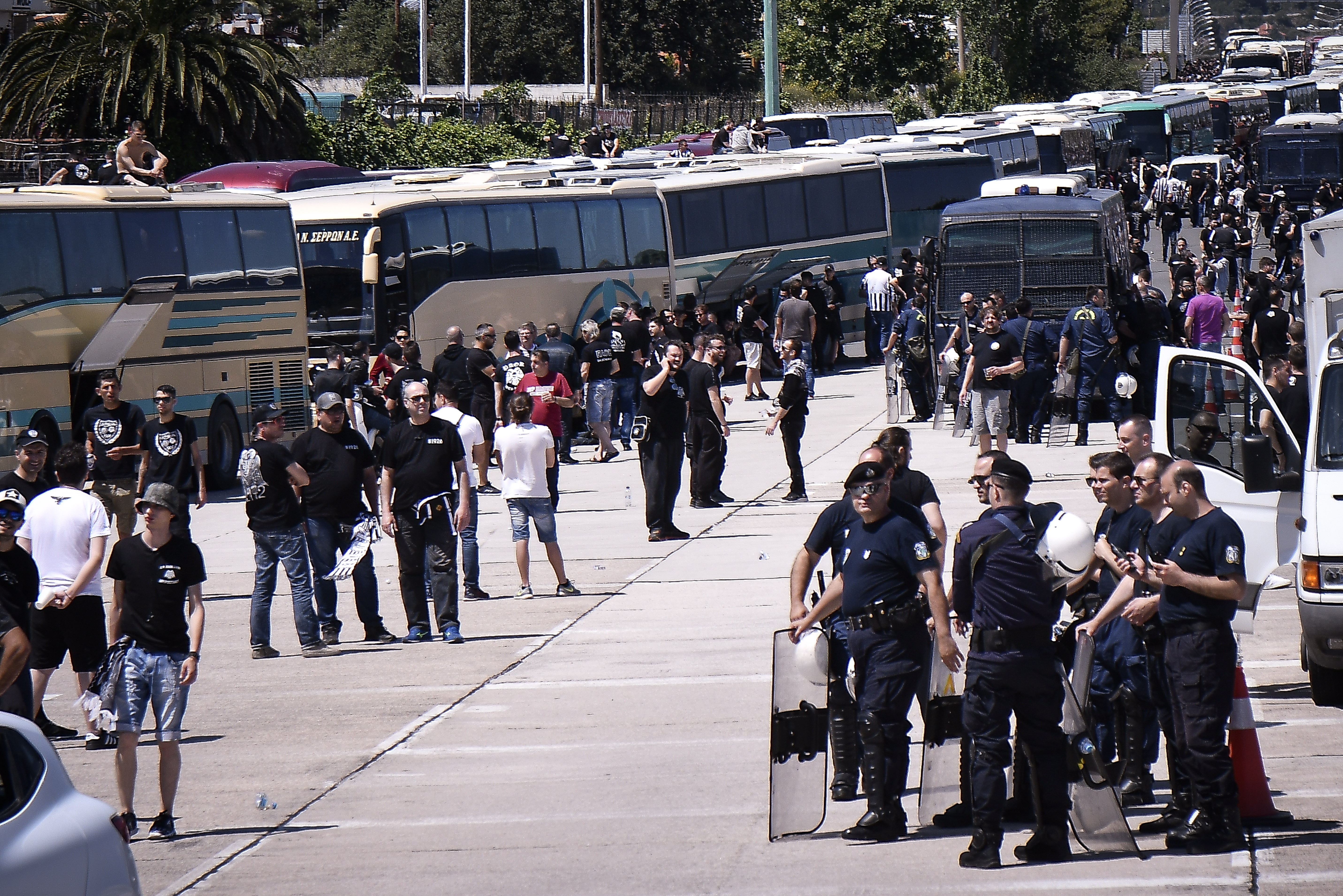 Τελικός Κυπέλλου: Φτάνουν στο ΟΑΚΑ οι οπαδοί του ΠΑΟΚ (φωτογραφίες – βίντεο)-3