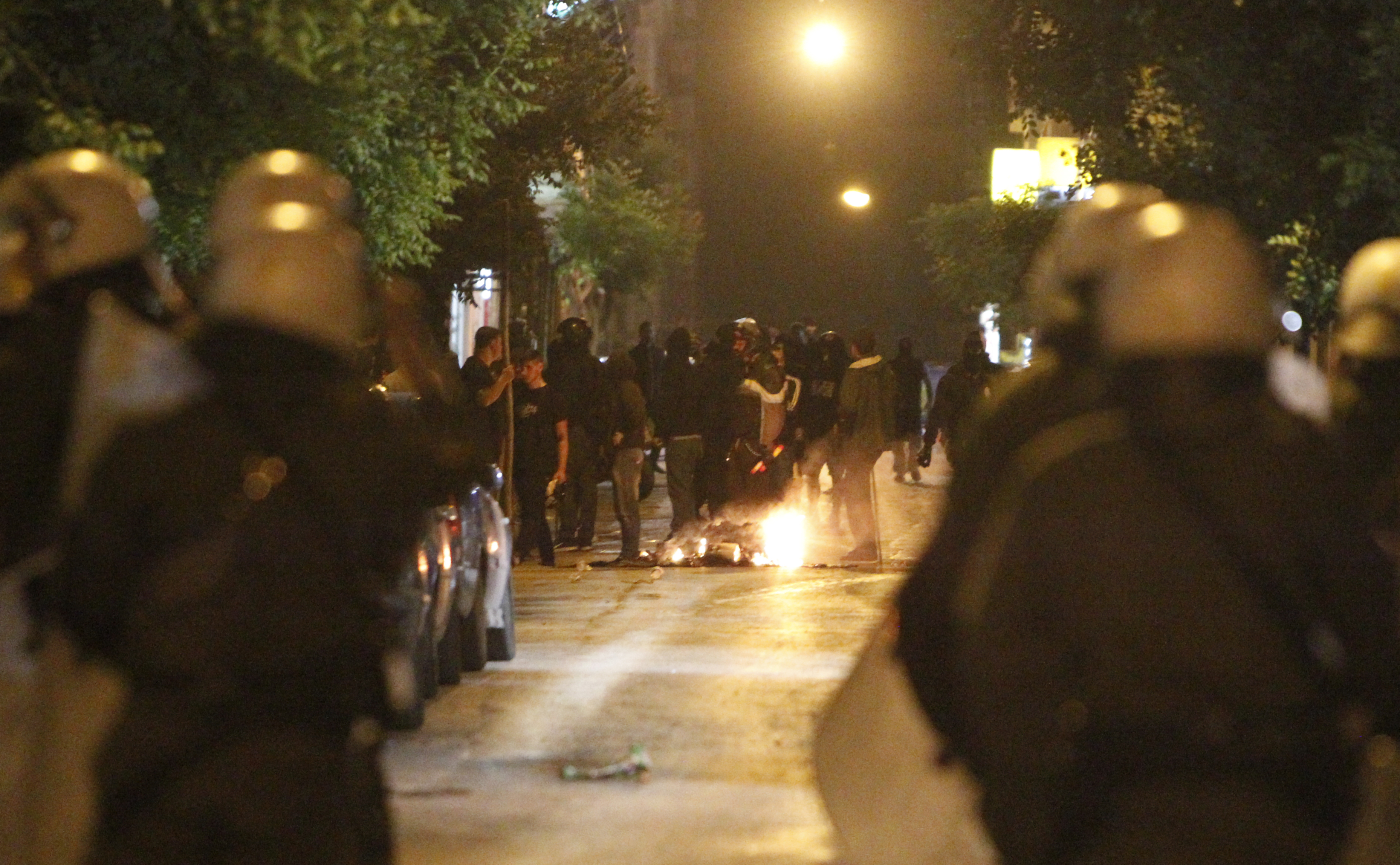 Επεισόδια στο κέντρο της Αθήνας από οπαδούς – Τραυματίστηκαν ελαφρά δύο αστυνομικοί (φωτογραφίες)-2