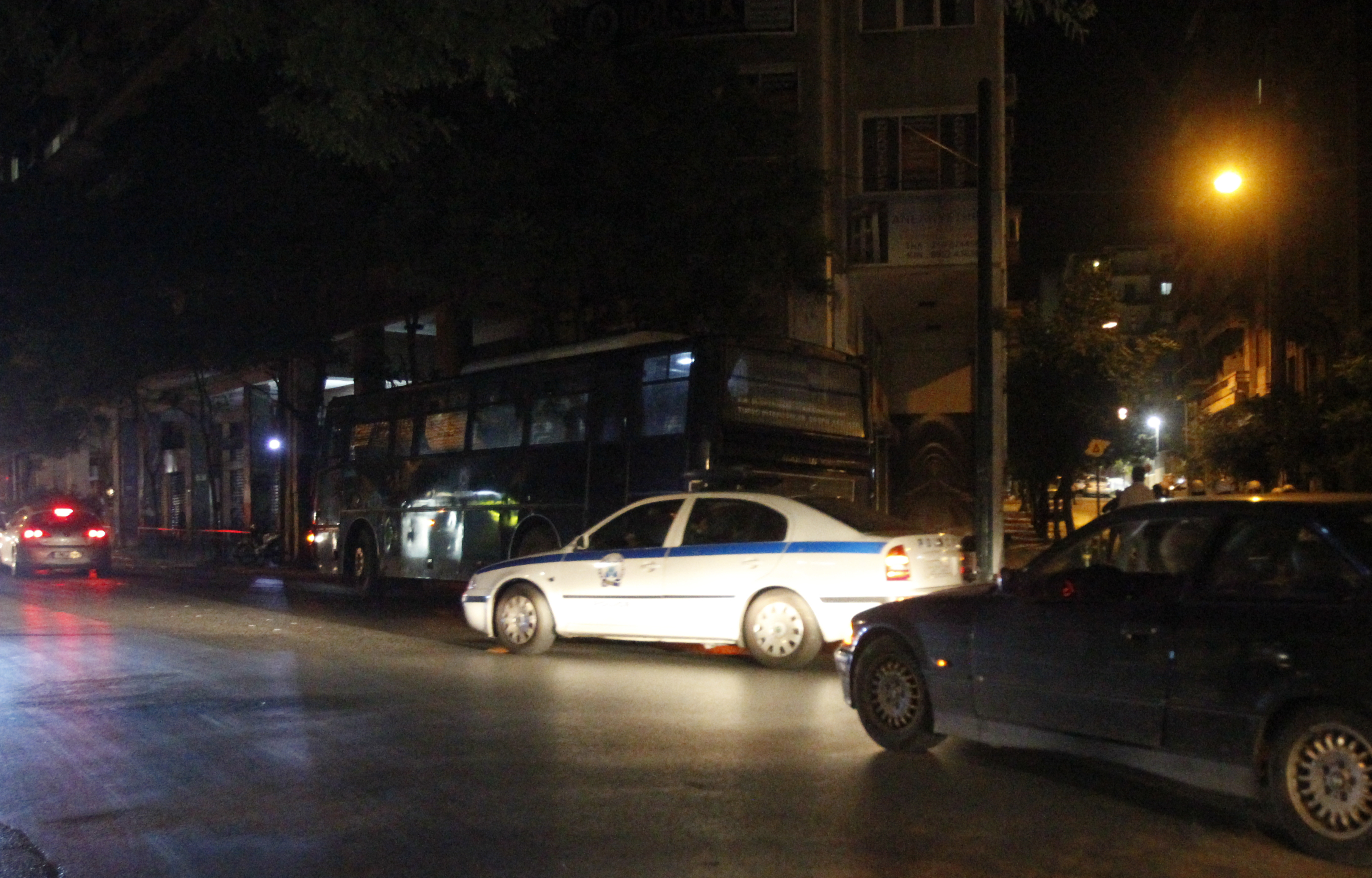 Επεισόδια στο κέντρο της Αθήνας από οπαδούς – Τραυματίστηκαν ελαφρά δύο αστυνομικοί (φωτογραφίες)-1