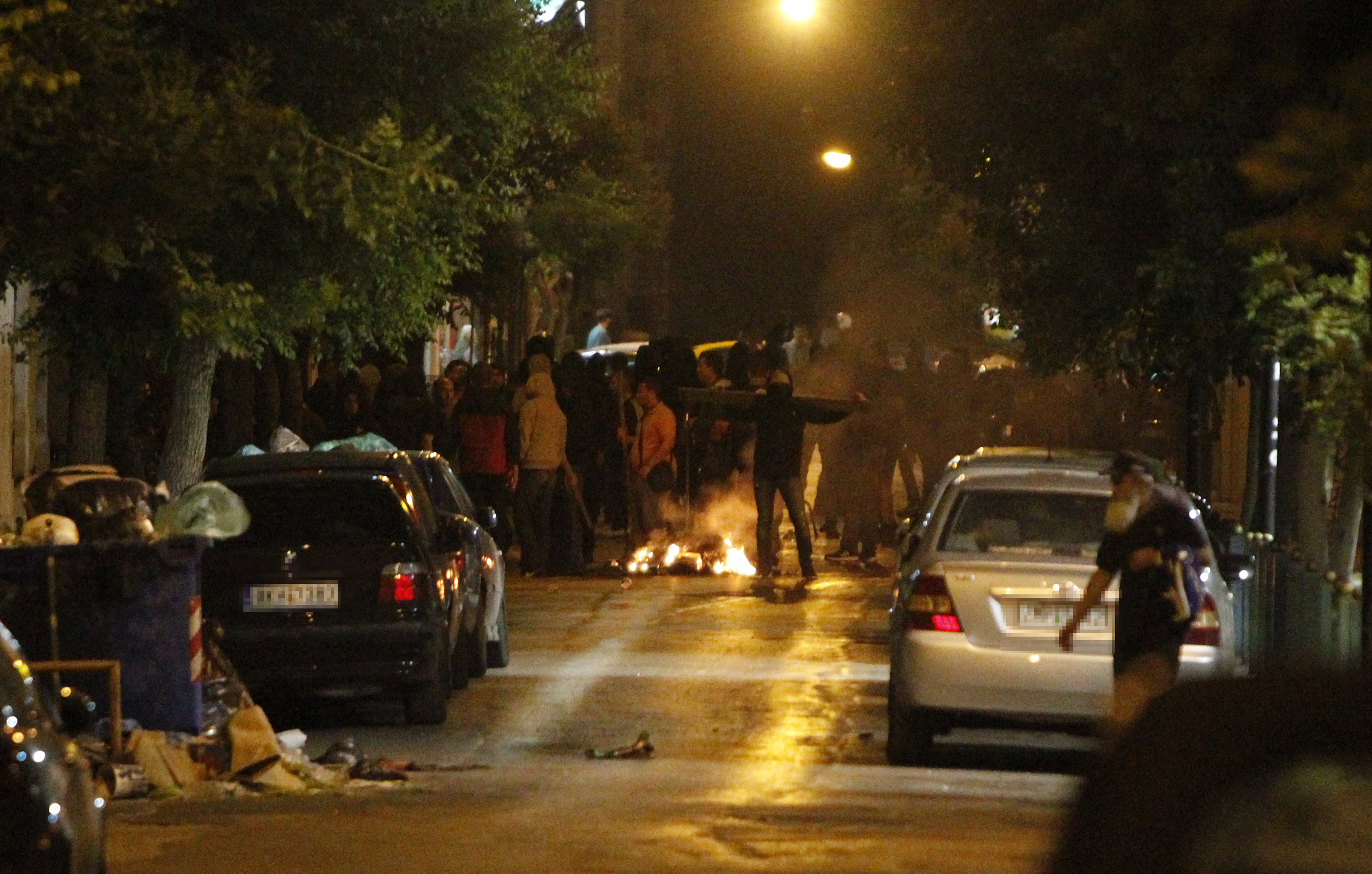 Επεισόδια στο κέντρο της Αθήνας από οπαδούς – Τραυματίστηκαν ελαφρά δύο αστυνομικοί (φωτογραφίες)-3