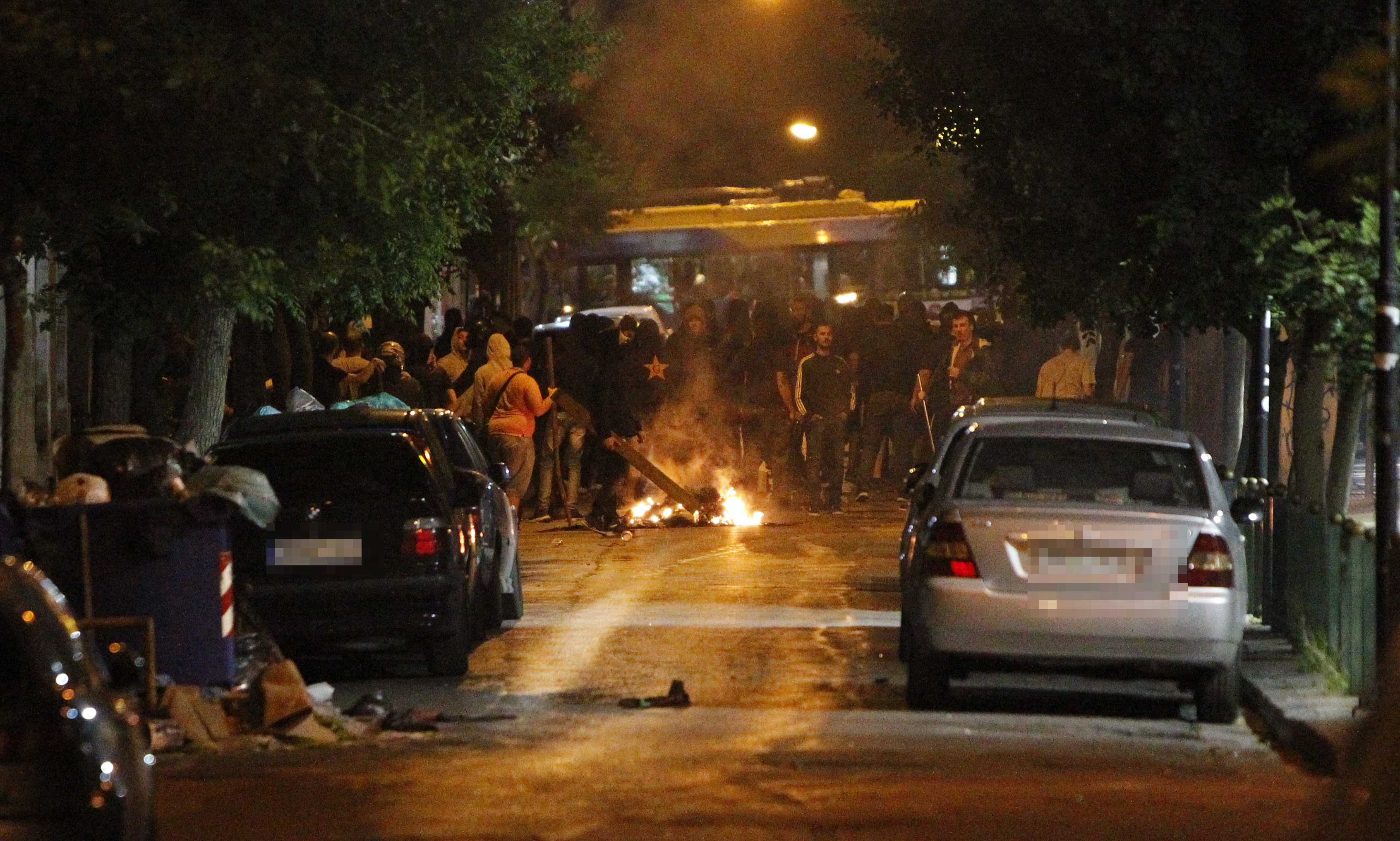 Επεισόδια στο κέντρο της Αθήνας από οπαδούς – Τραυματίστηκαν ελαφρά δύο αστυνομικοί (φωτογραφίες)-5