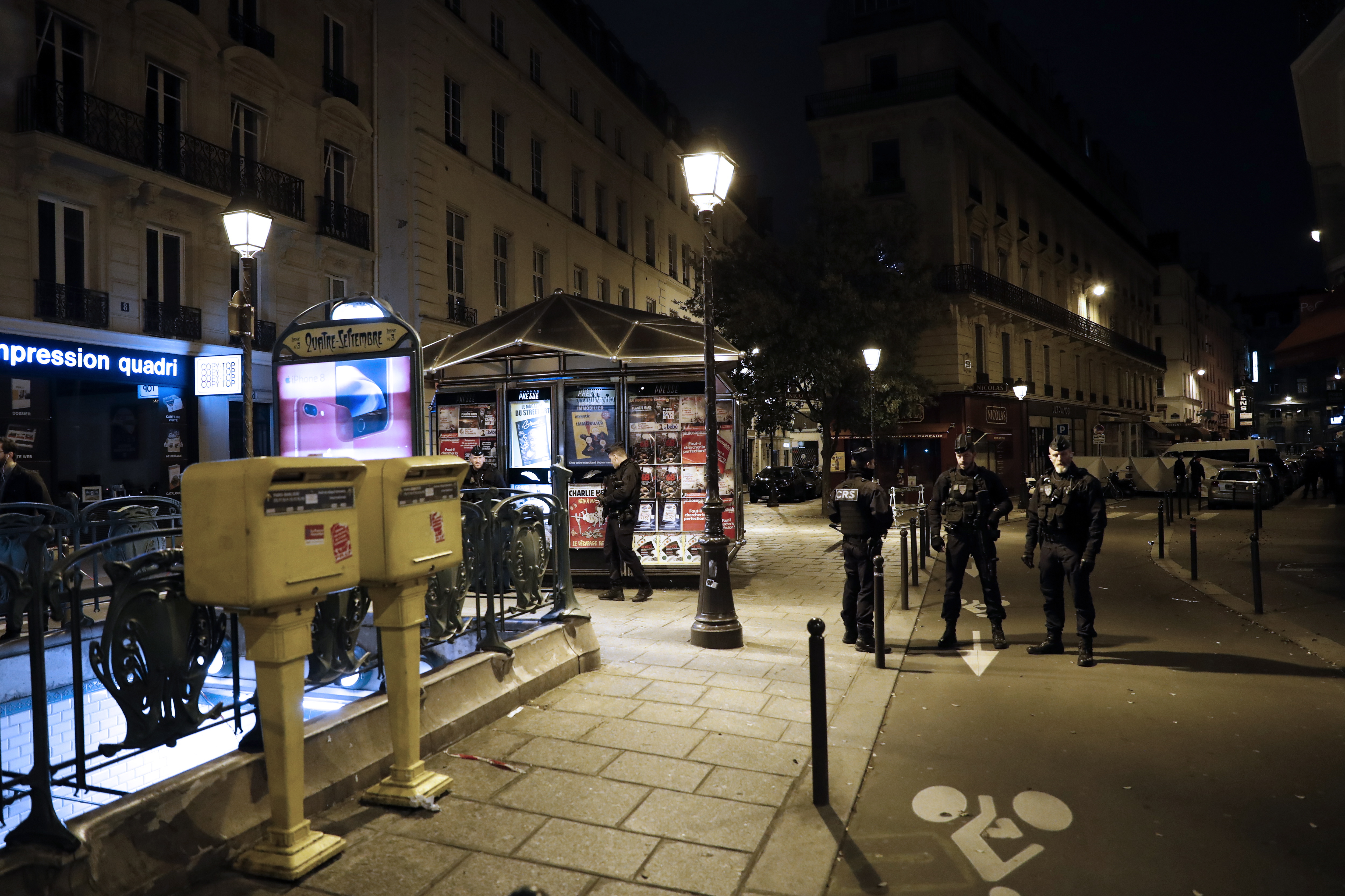 Ο ISIS ανέλαβε την ευθύνη για την φονική επίθεση στο Παρίσι – 21χρονος Τσετσένος ο δράστης (φωτογραφίες)-2