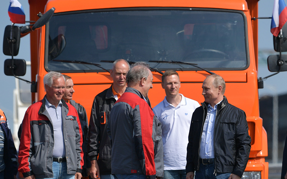 Ο Πούτιν διασχίζει τη γέφυρα της Κριμαίας οδηγώντας… φορτηγό (φωτογραφίες – βίντεο)-2