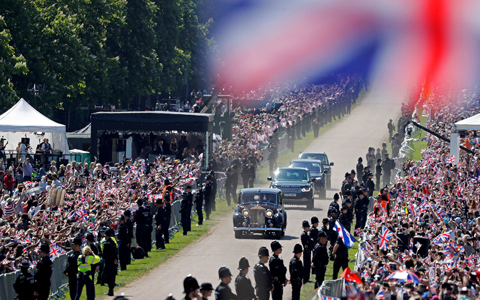 Με λαμπρότητα, βρετανική παράδοση αλλά και καινοτομίες ο βασιλικός γάμος-6