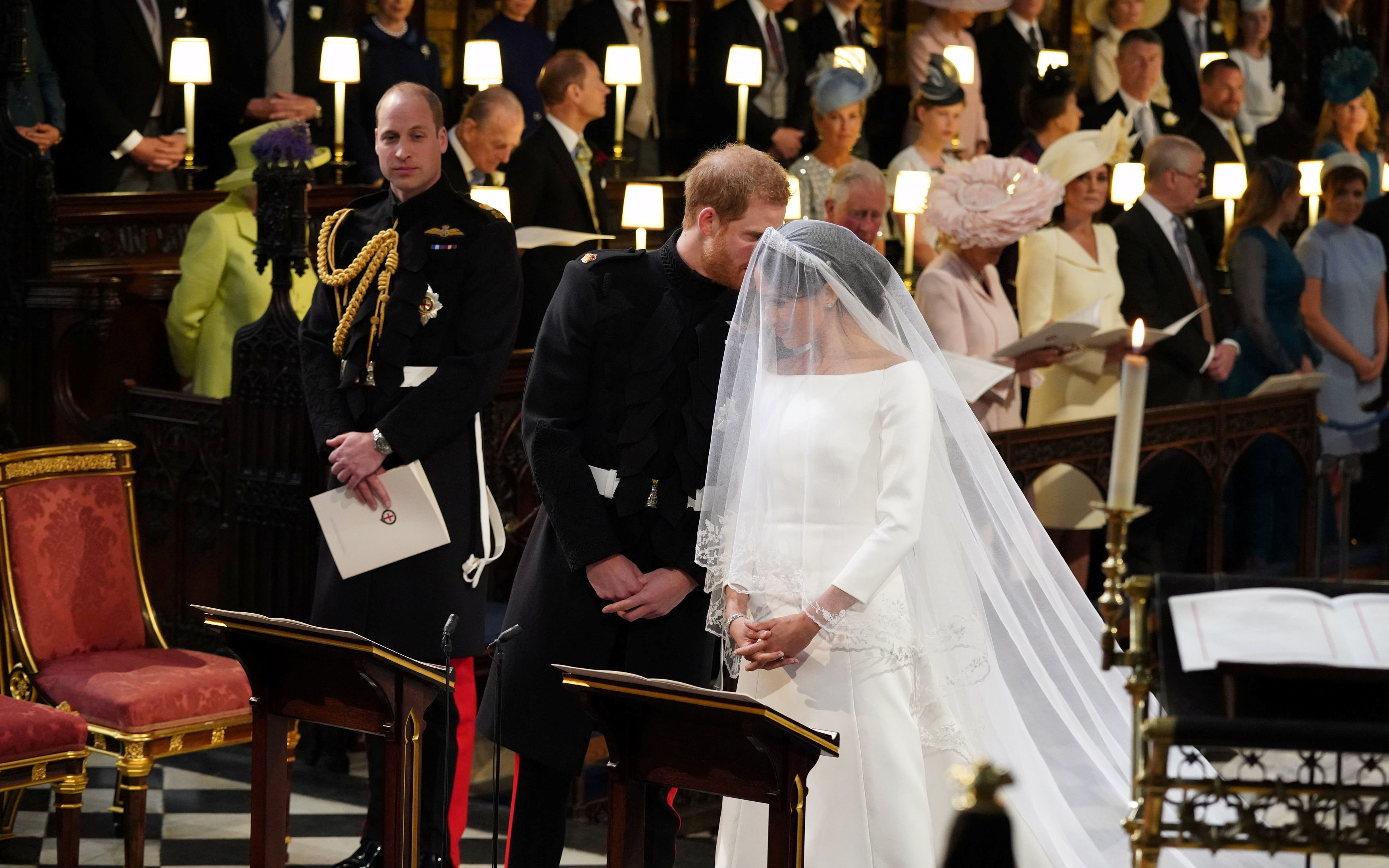 Οι ατάκες, οι πρώην, ο Τζορτζ Κλούνεϊ και η τσίχλα του Μπέκαμ: Τα παραλειπόμενα του βασιλικού γάμου (φωτογραφίες – βίντεο)-2