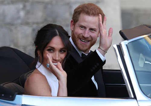 Meghan Markle: H Δούκισσα του Sussex μας δείχνει το δαχτυλίδι της Diana-4