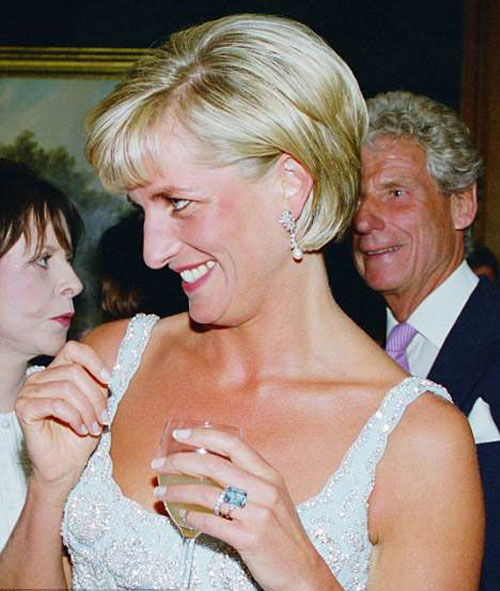 Meghan Markle: H Δούκισσα του Sussex μας δείχνει το δαχτυλίδι της Diana-6