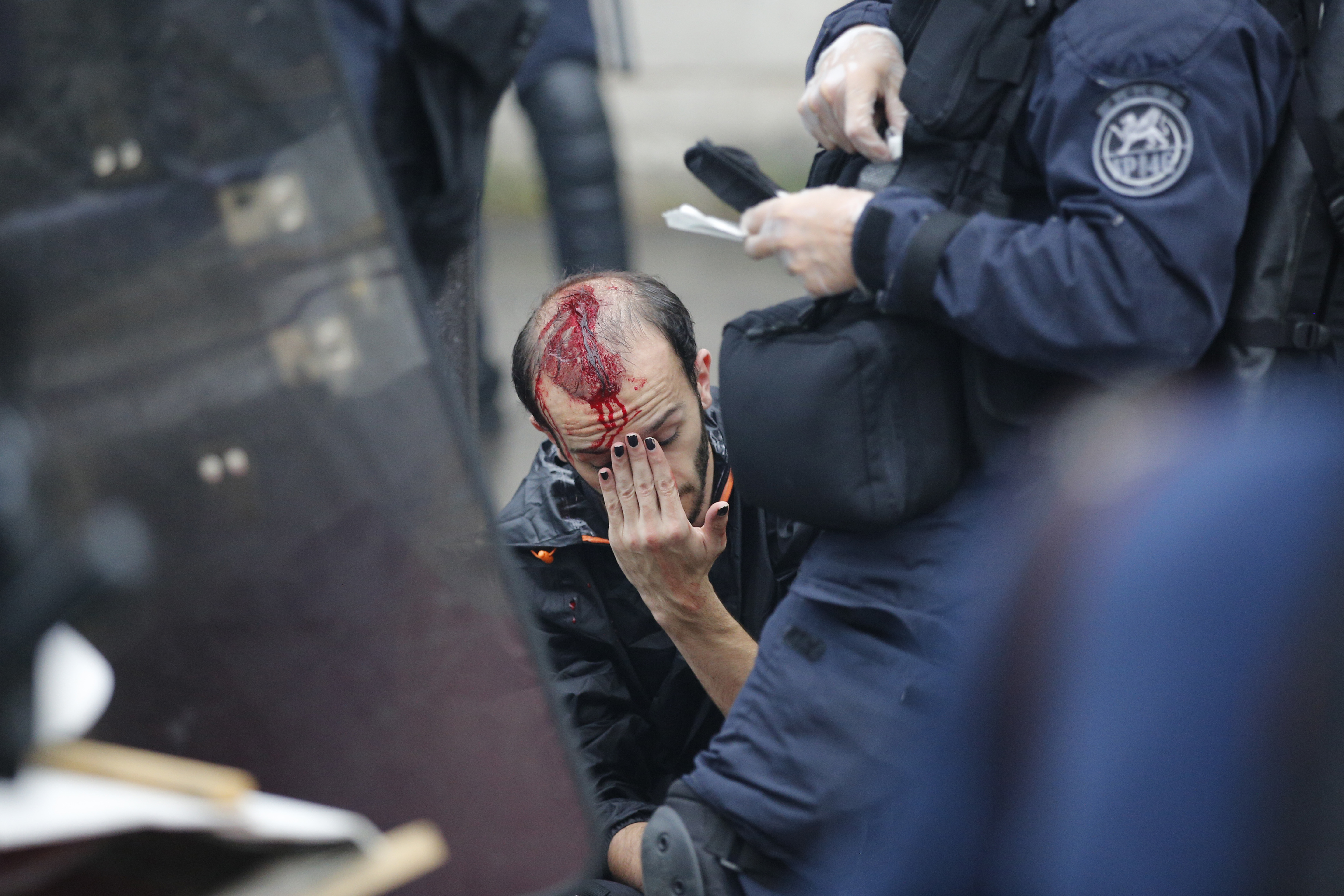 Συμπλοκές στο Παρίσι μεταξύ αστυνομικών και κουκουλοφόρων (Φωτό)-5