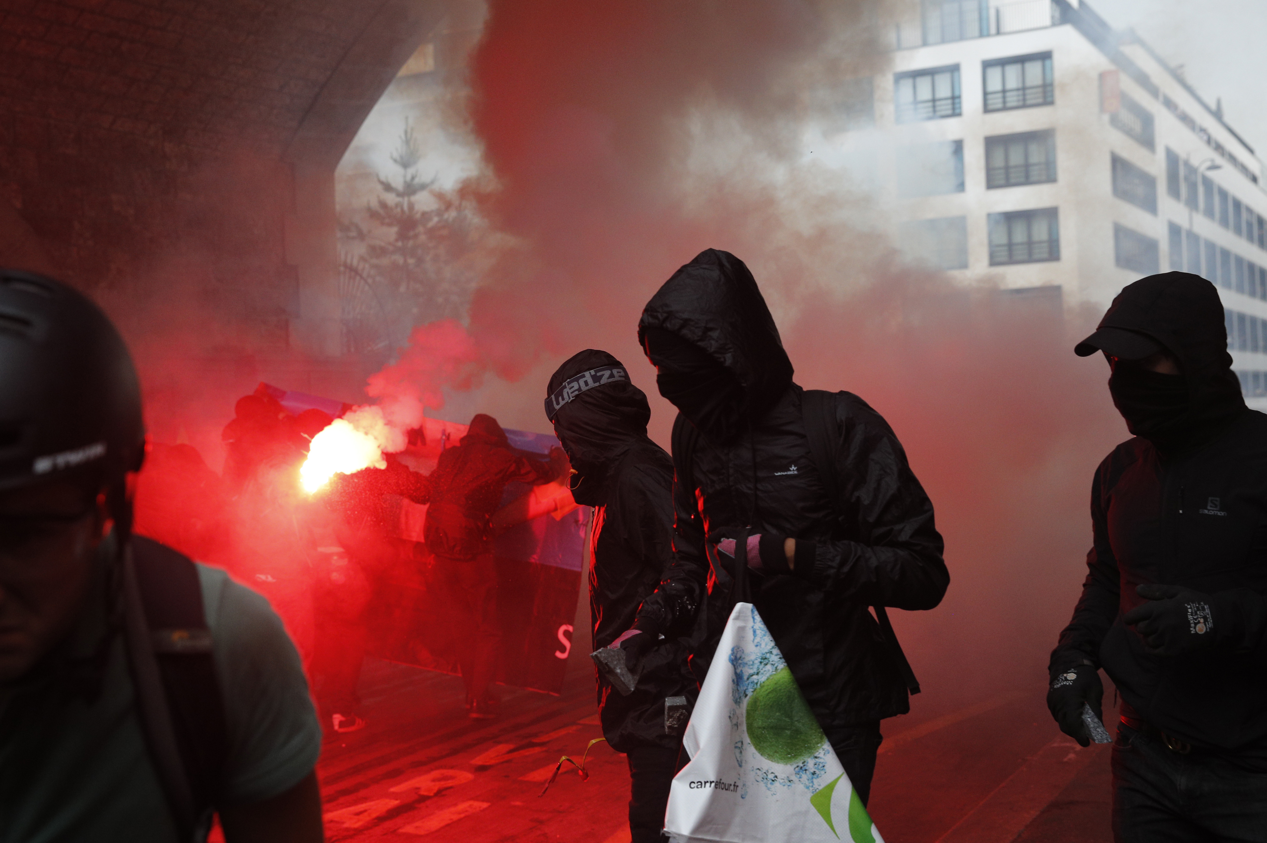 Συμπλοκές στο Παρίσι μεταξύ αστυνομικών και κουκουλοφόρων (Φωτό)-4