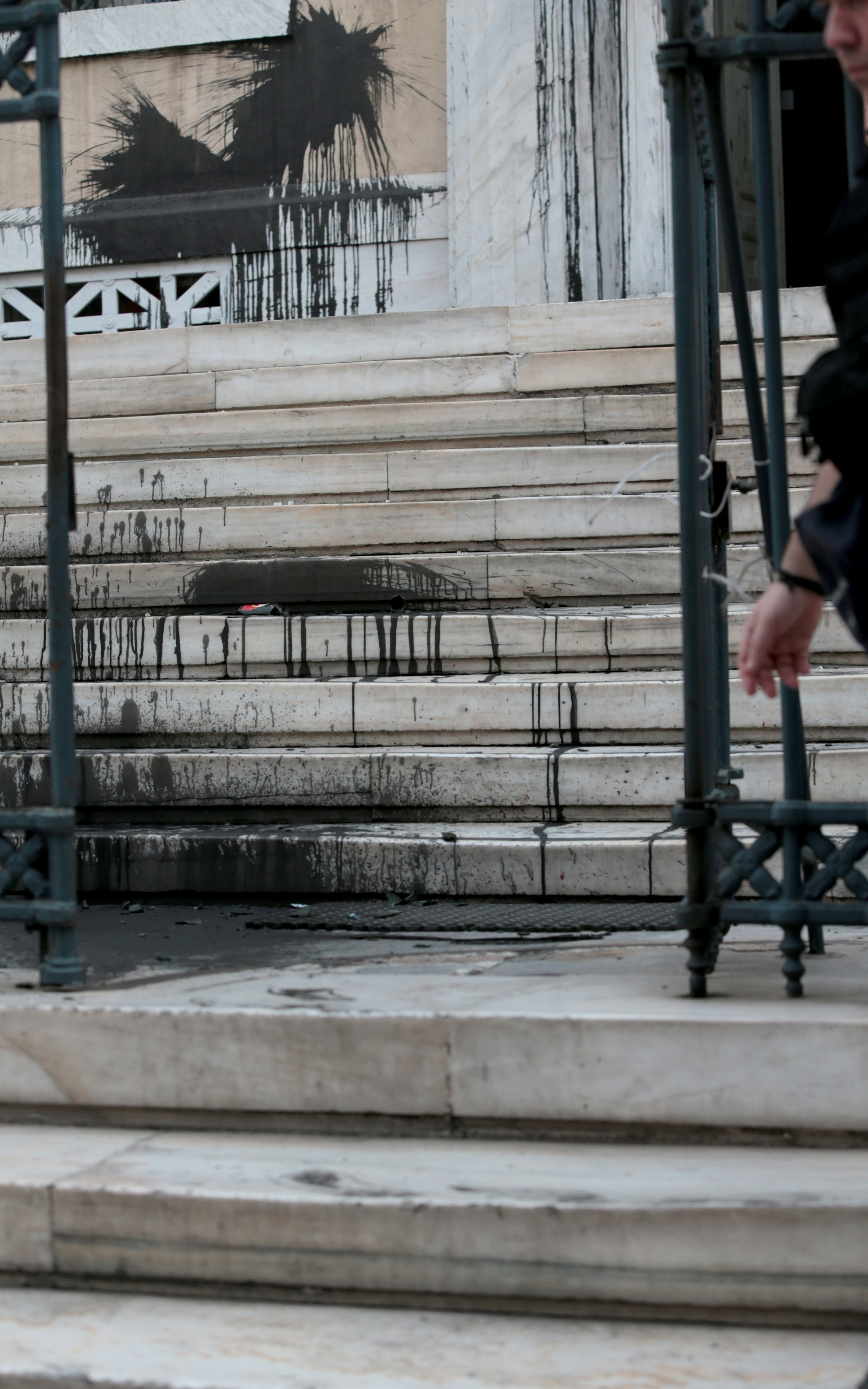 Κοντονής για Ρουβίκωνα: Οι αγελαίες πρακτικές βίας είναι απαράδεκτες και καταδικαστέες-1