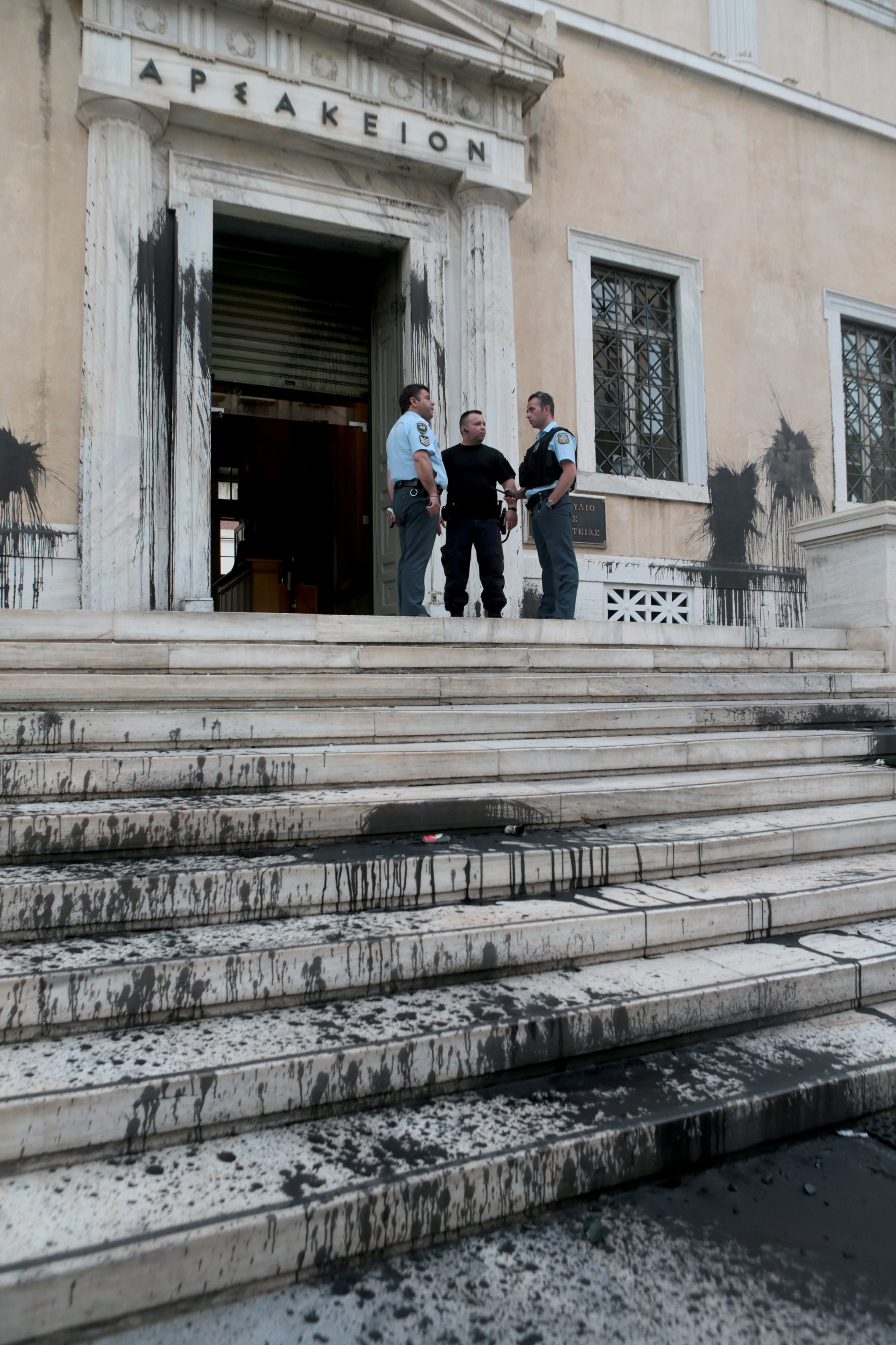 Συντονισμένη η επίθεση αναρχικών στο ΣτΕ – Σοβαρά ερωτήματα για τα αντανακλαστικά της ΕΛ.ΑΣ.-1