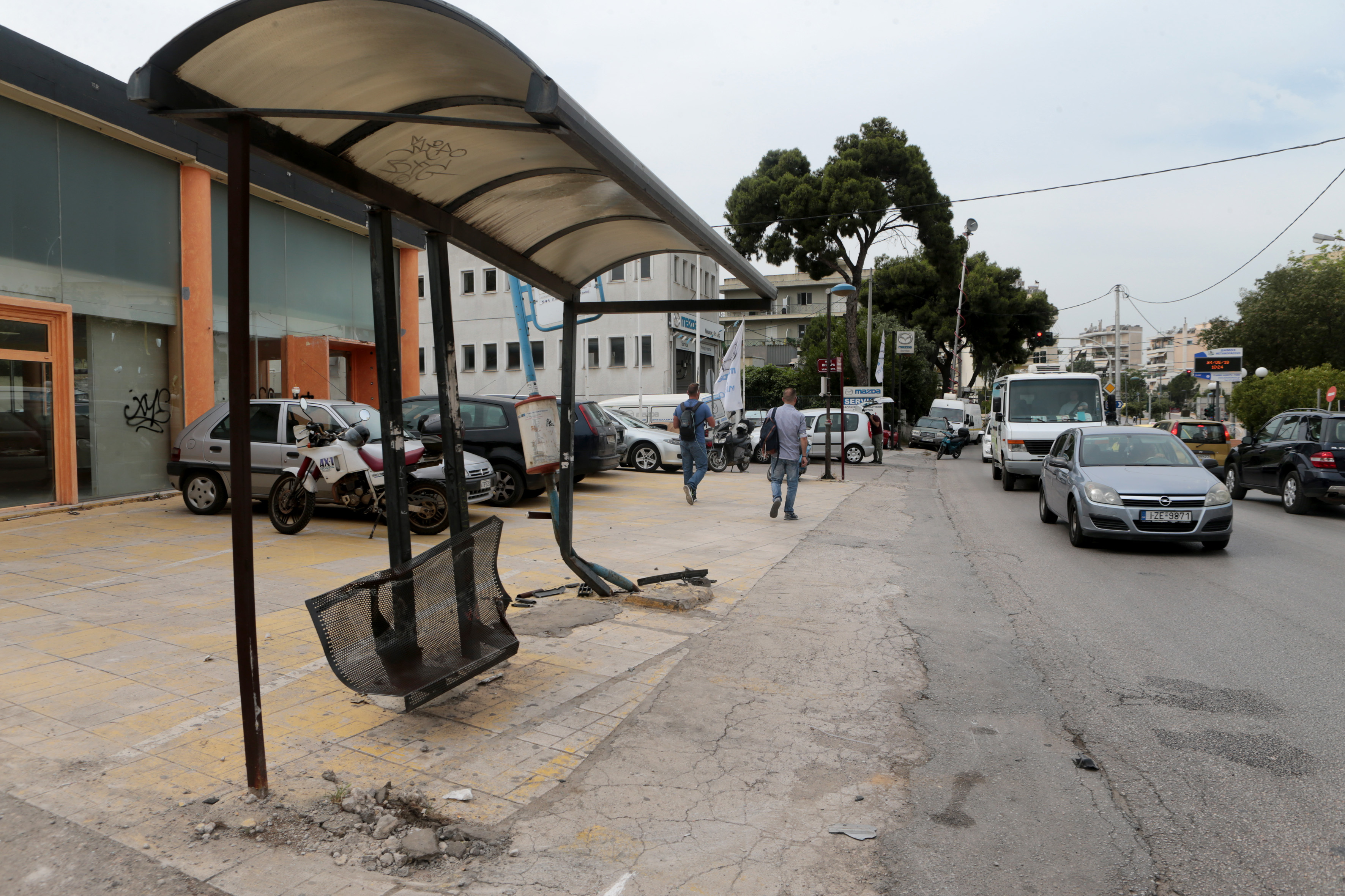 Μεταμόρφωση: Ενας νεκρός από πρόσκρουση Ι.Χ. σε στάση λεωφορείου (φωτογραφίες)-2