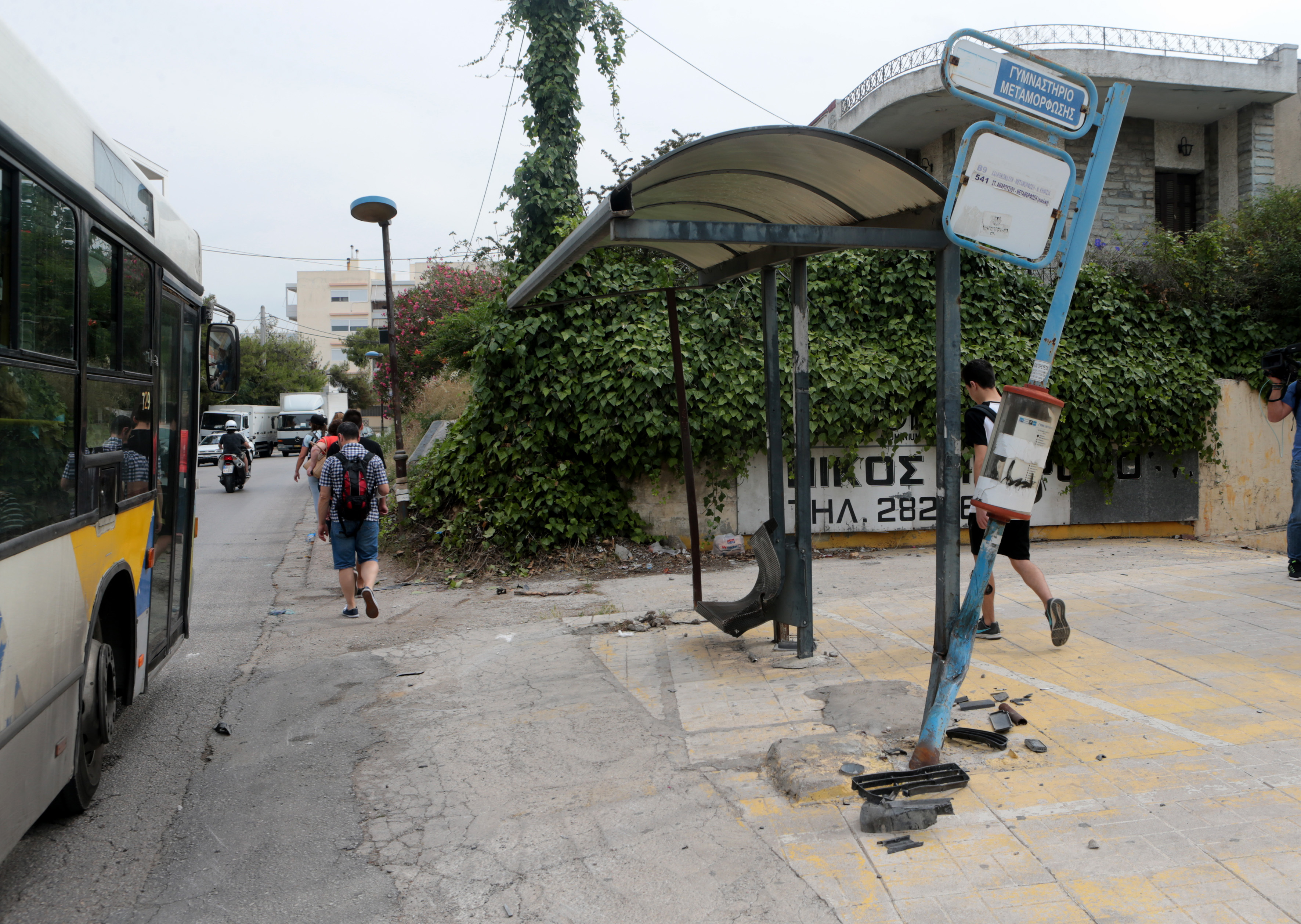 Μεταμόρφωση: Ενας νεκρός από πρόσκρουση Ι.Χ. σε στάση λεωφορείου (φωτογραφίες)-3