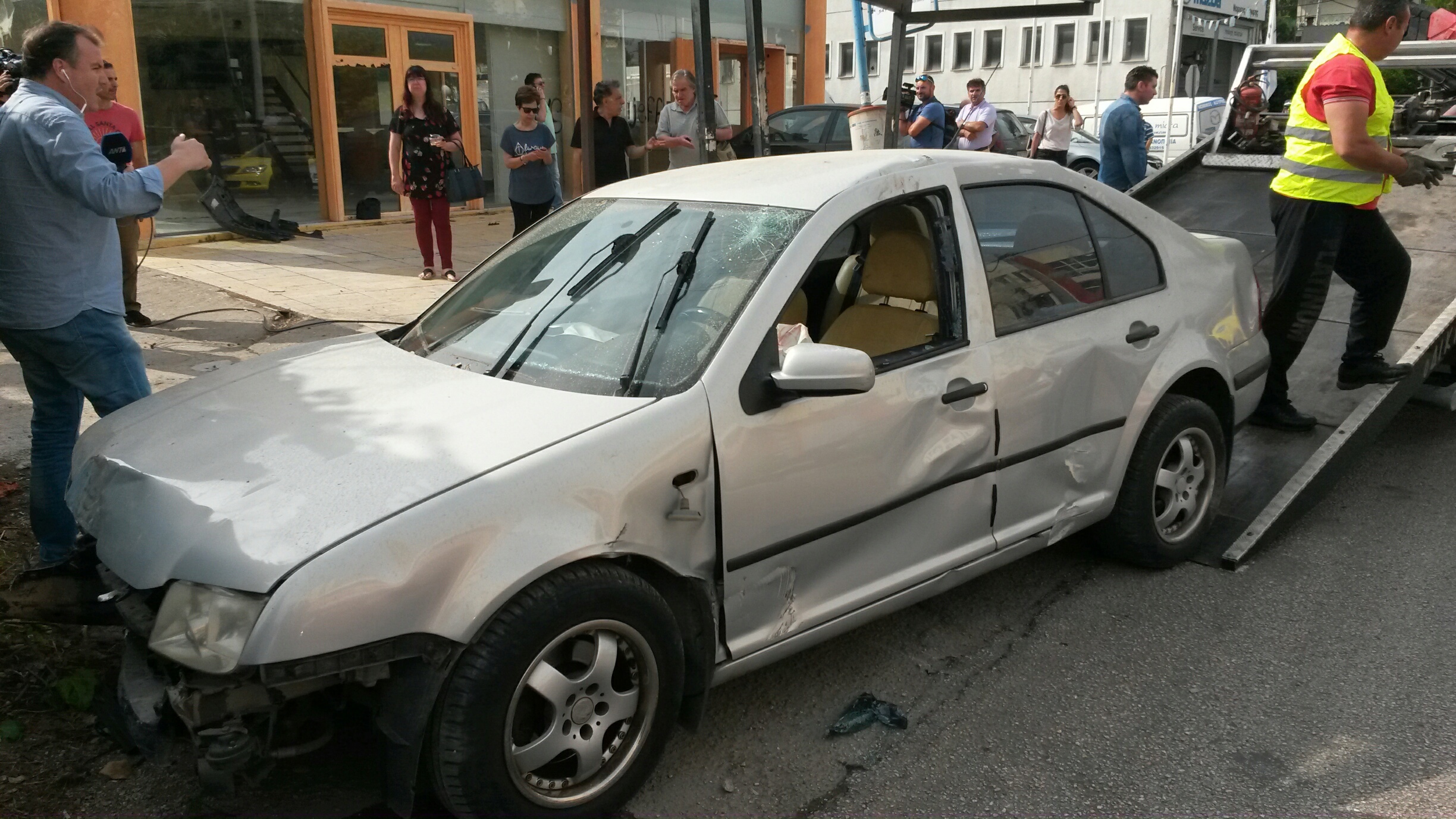 Μεταμόρφωση: Ενας νεκρός από πρόσκρουση Ι.Χ. σε στάση λεωφορείου (φωτογραφίες)-1