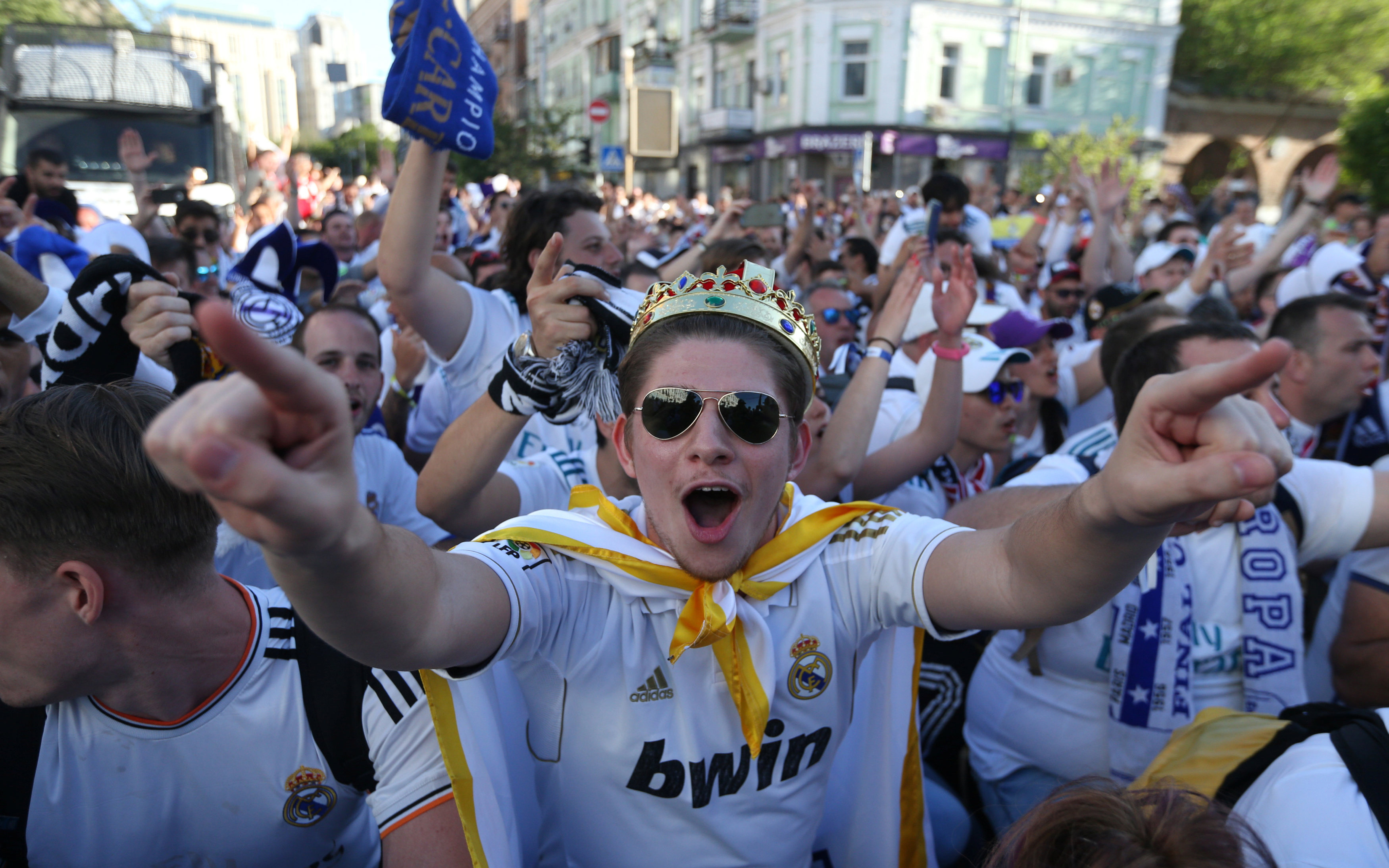 Champions League: Οπαδοί της Ρεάλ και της Λίβερπουλ κατέκλυσαν τους δρόμους του Κιέβου-11