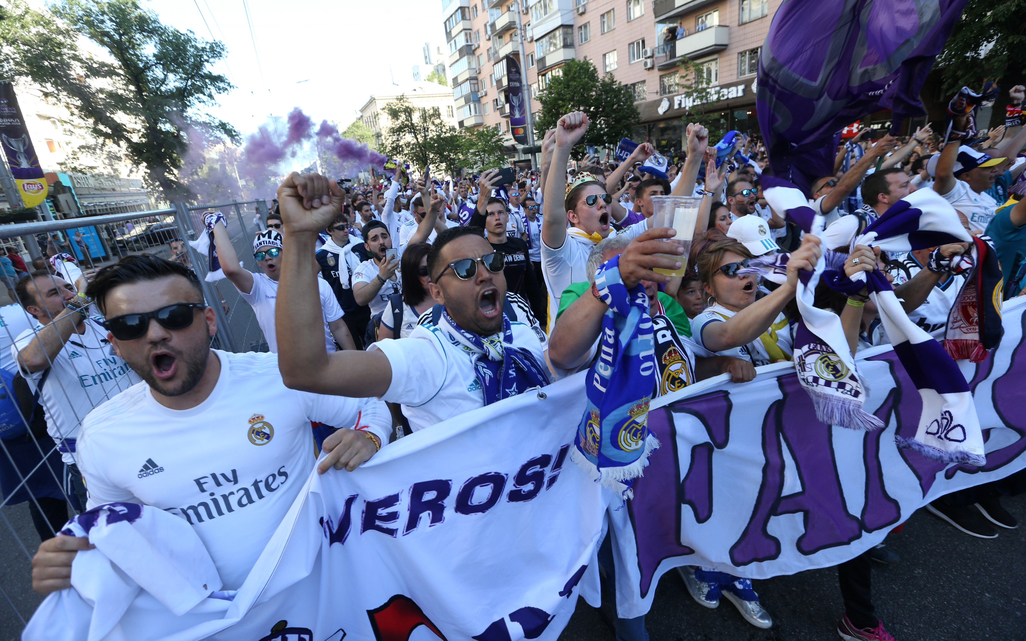 Champions League: Οπαδοί της Ρεάλ και της Λίβερπουλ κατέκλυσαν τους δρόμους του Κιέβου-15