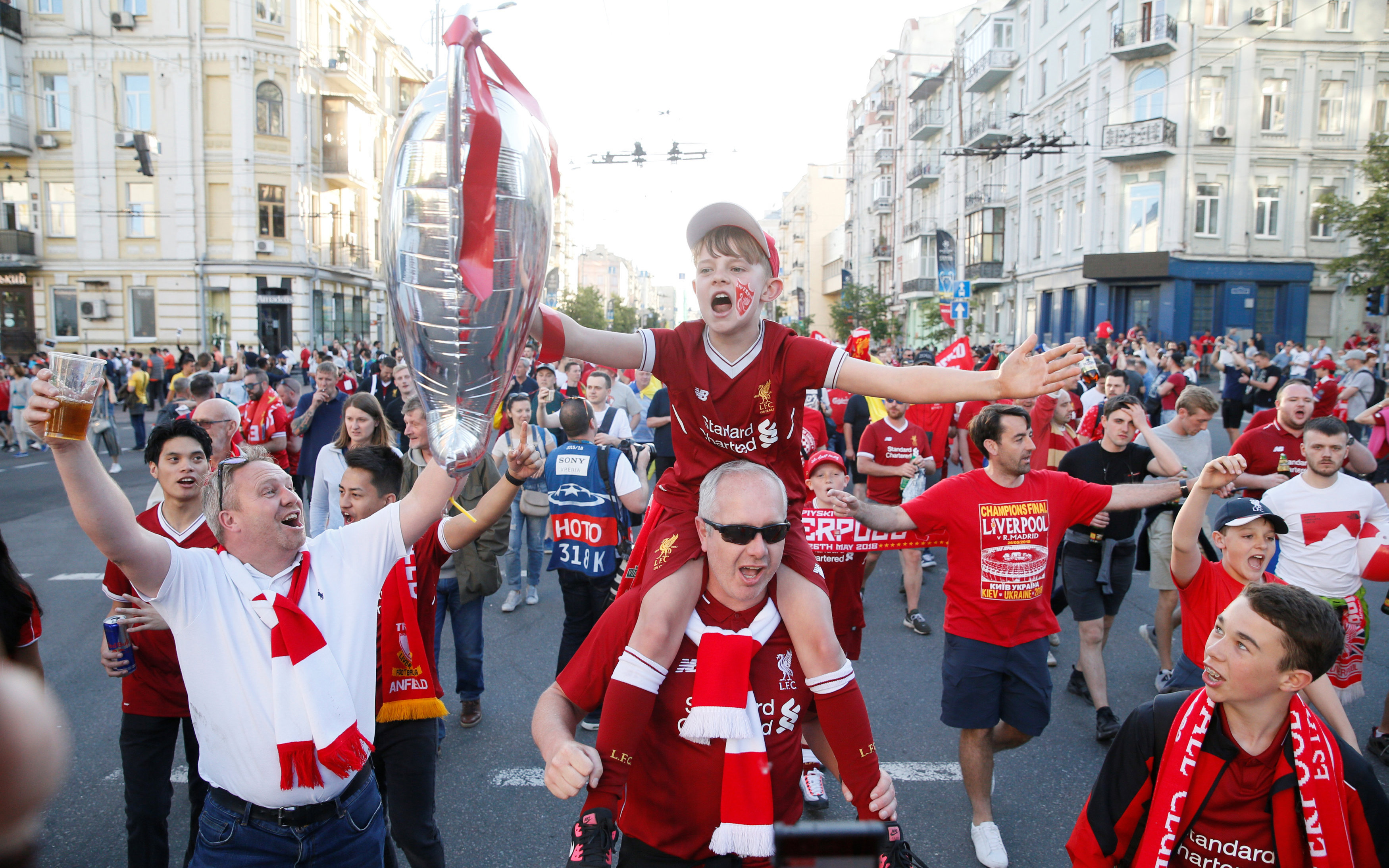 Champions League: Οπαδοί της Ρεάλ και της Λίβερπουλ κατέκλυσαν τους δρόμους του Κιέβου-1