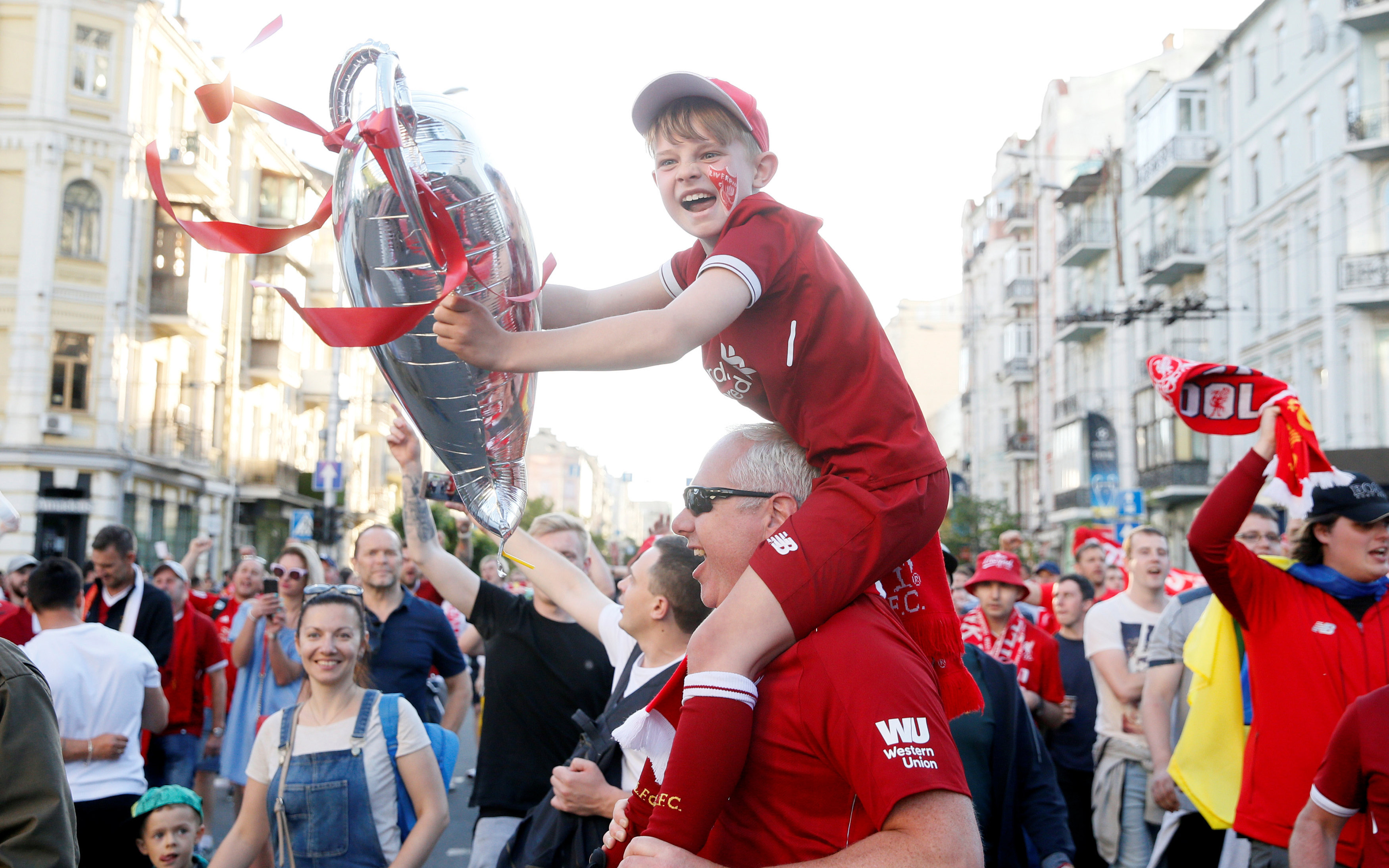 Champions League: Οπαδοί της Ρεάλ και της Λίβερπουλ κατέκλυσαν τους δρόμους του Κιέβου-2