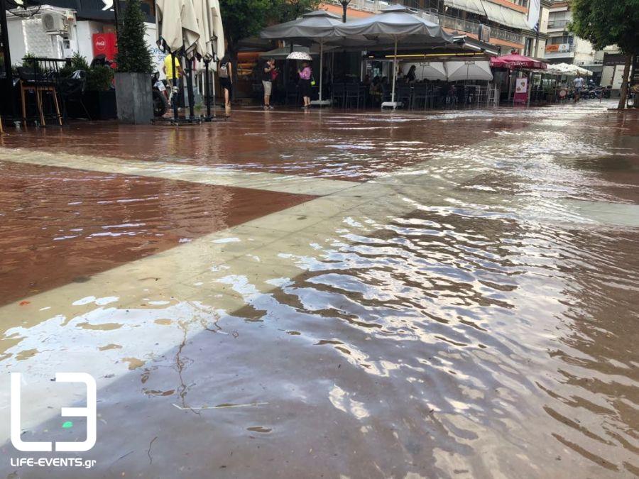 Ισχυρή βροχόπτωση και δρόμοι «ποτάμια» στη Θεσσαλονίκη (φωτογραφίες)-4