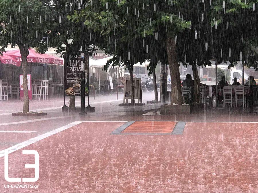 Ισχυρή βροχόπτωση και δρόμοι «ποτάμια» στη Θεσσαλονίκη (φωτογραφίες)-1