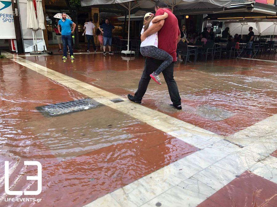 Ισχυρή βροχόπτωση και δρόμοι «ποτάμια» στη Θεσσαλονίκη (φωτογραφίες)-3