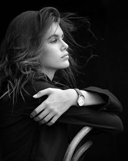H Kaia Gerber φοράει OMEGA De Ville Trésor-10