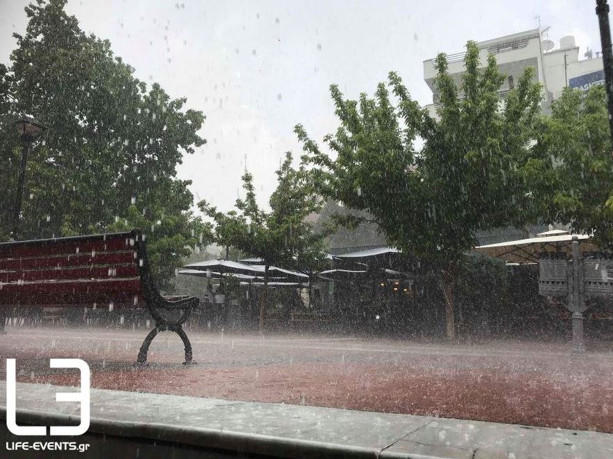 Ισχυρή βροχόπτωση και δρόμοι «ποτάμια» στη Θεσσαλονίκη (φωτογραφίες)-2