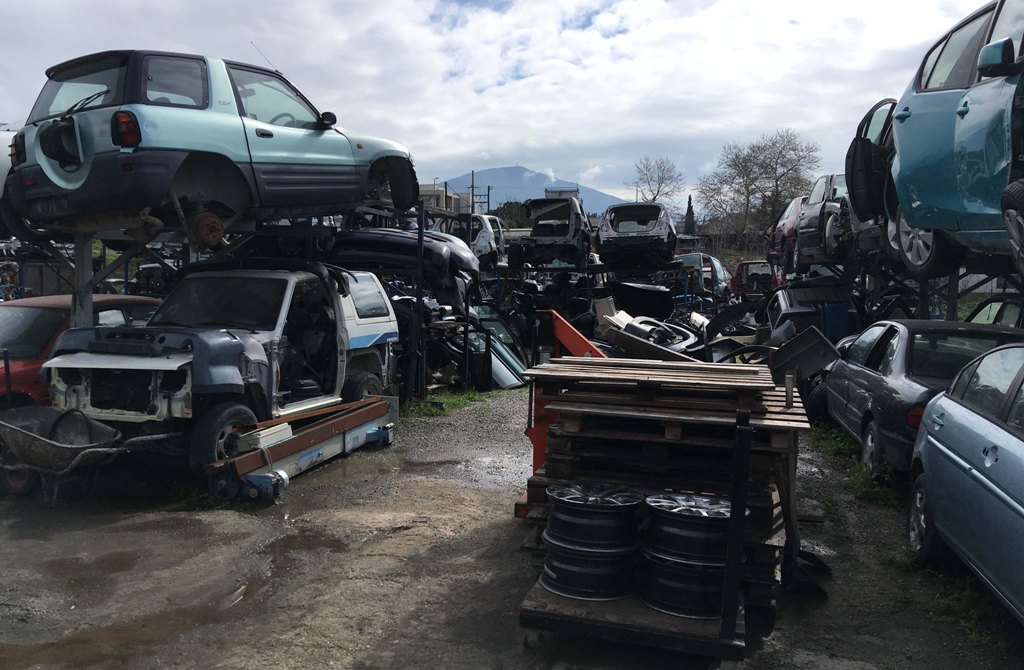 Ως ανταλλακτικά σε μάντρα της Θεσσαλονίκης πωλούνταν κλεμμένα αυτοκίνητα από την Αθήνα (φωτογραφίες)-1