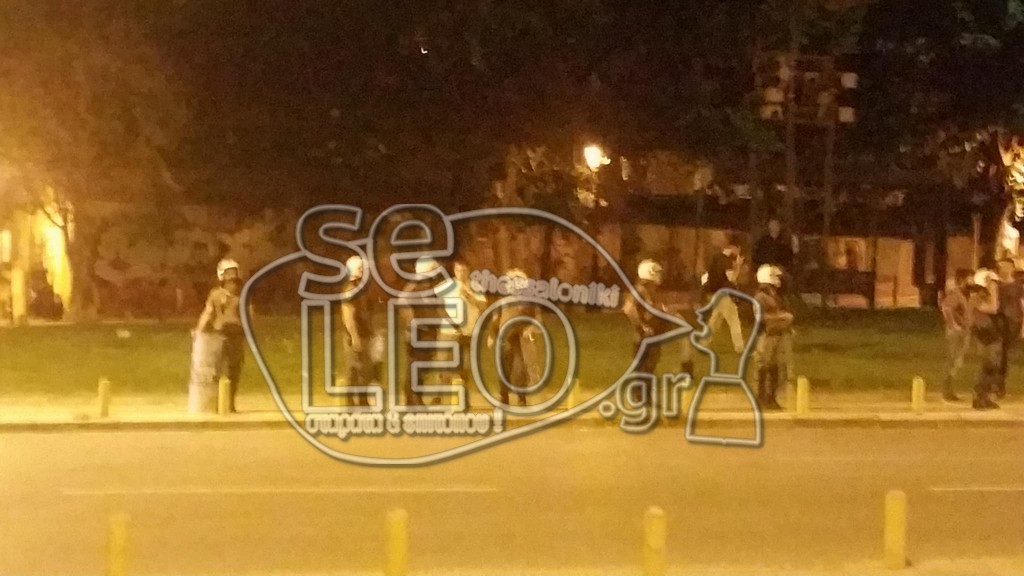 Επίθεση με μολότοφ σε λεωφορείο των ΜΑΤ στη Θεσσαλονίκη-1