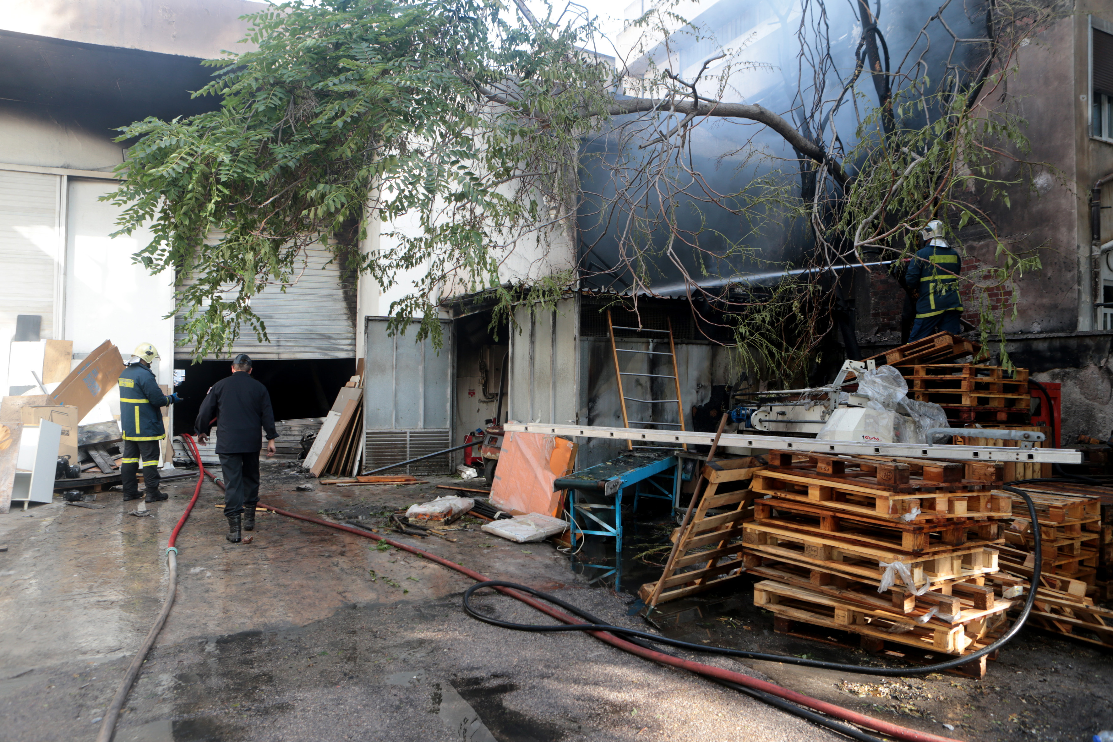 Υπό μερικό έλεγχο η φωτιά σε βιοτεχνία στο Περιστέρι – Δείτε φωτογραφίες και βίντεο-2