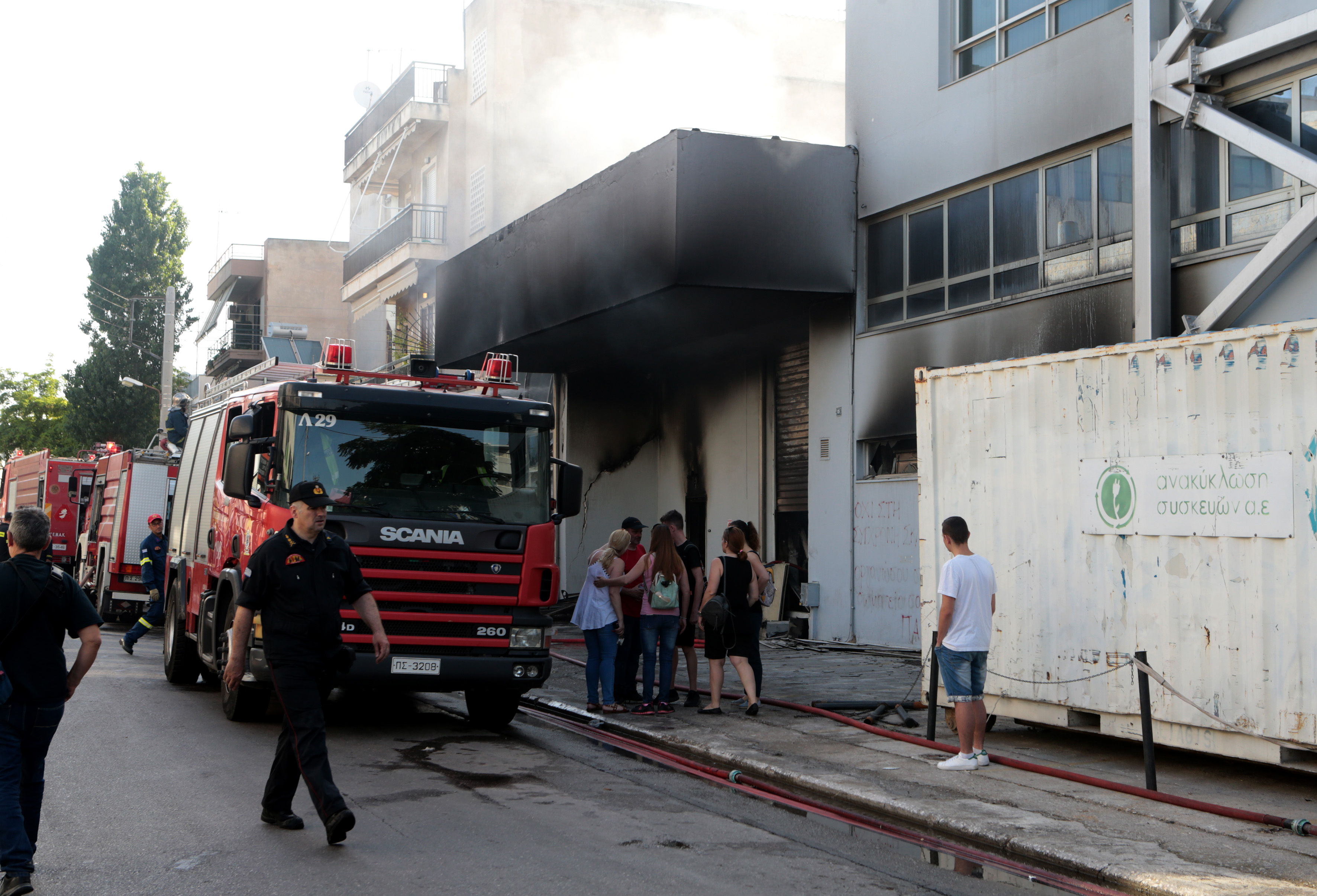 Υπό μερικό έλεγχο η φωτιά σε βιοτεχνία στο Περιστέρι – Δείτε φωτογραφίες και βίντεο-1