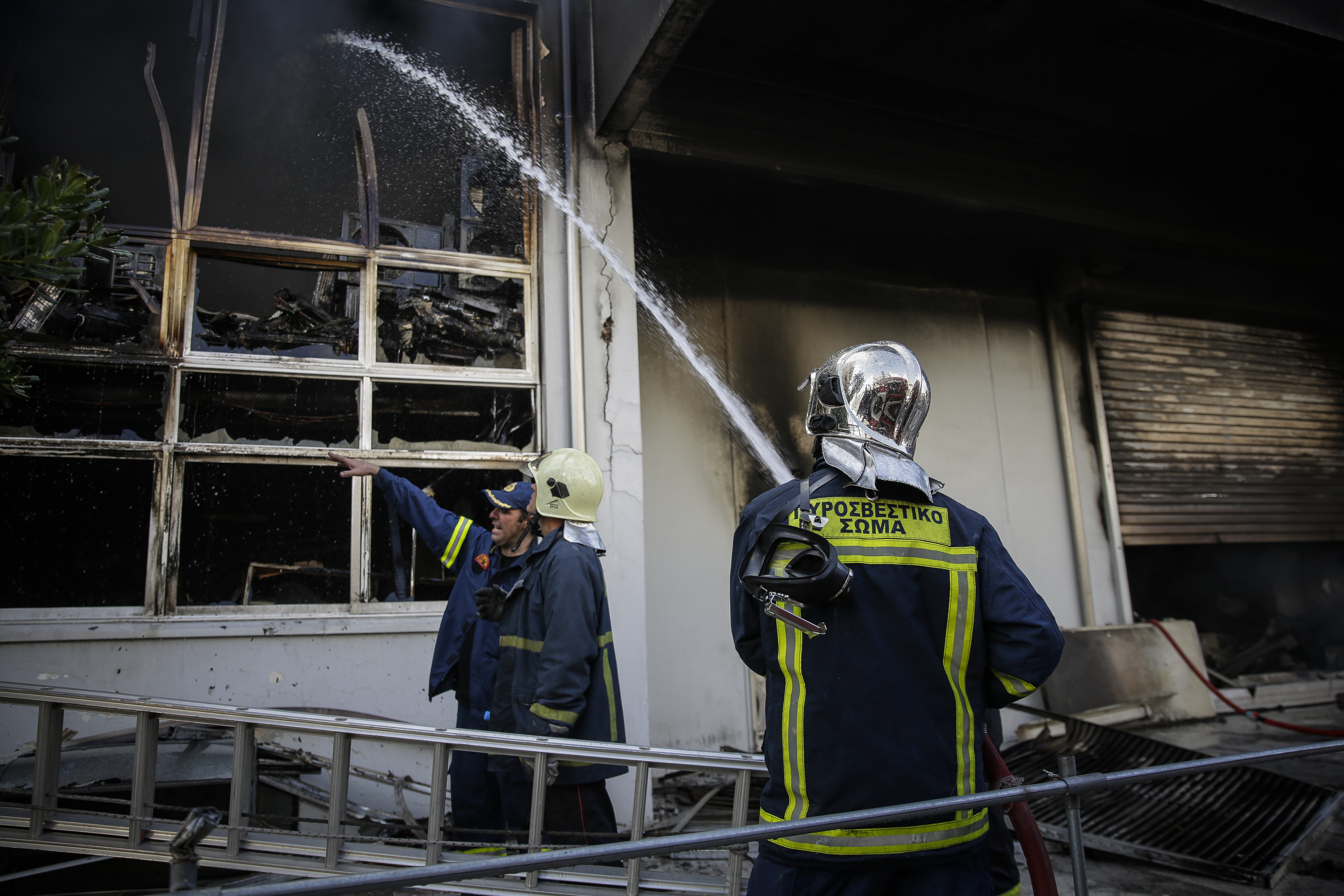 Υπό μερικό έλεγχο η φωτιά σε βιοτεχνία στο Περιστέρι – Δείτε φωτογραφίες και βίντεο-7
