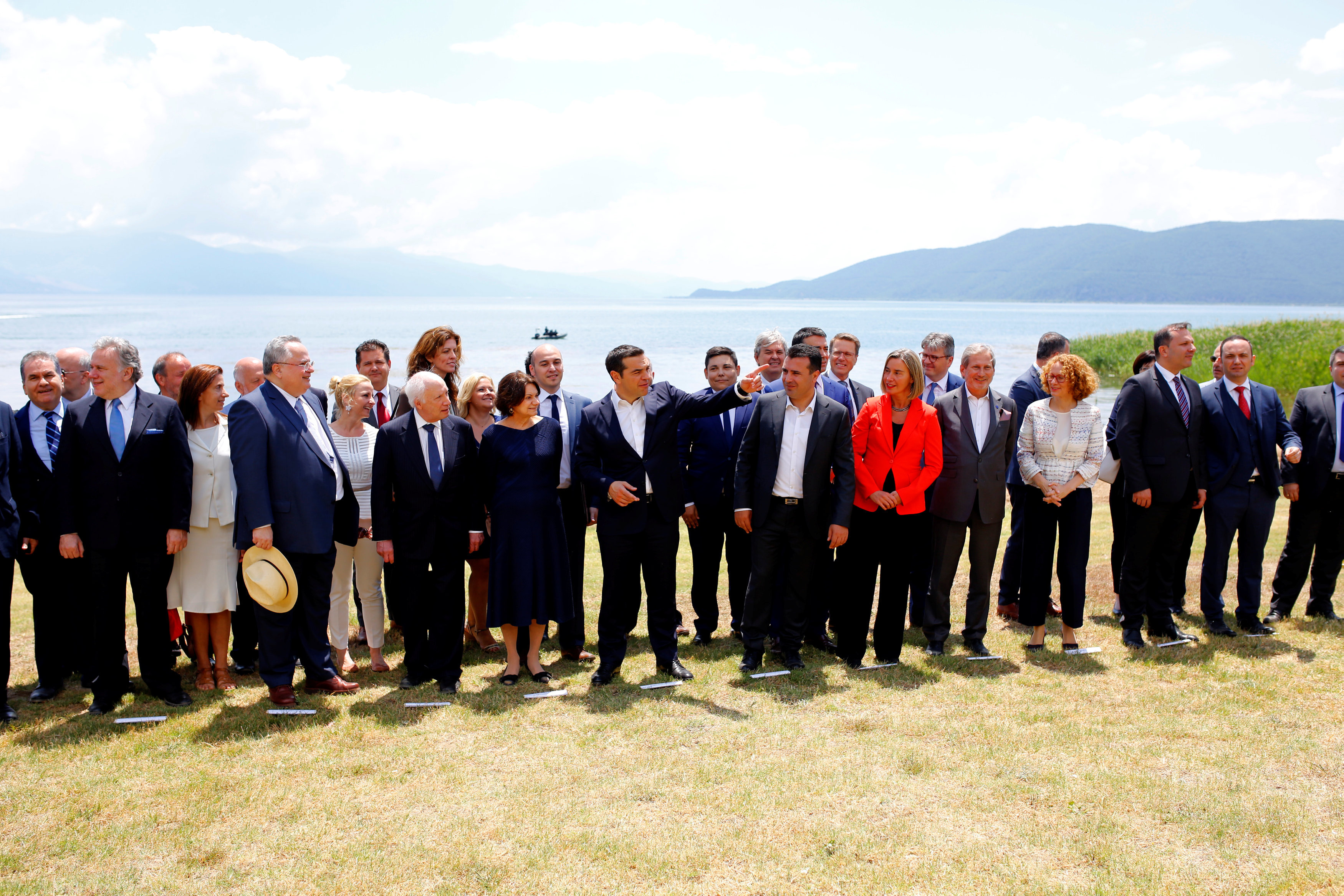 Καρέ – καρέ το «τελετουργικό» στις Πρέσπες-1