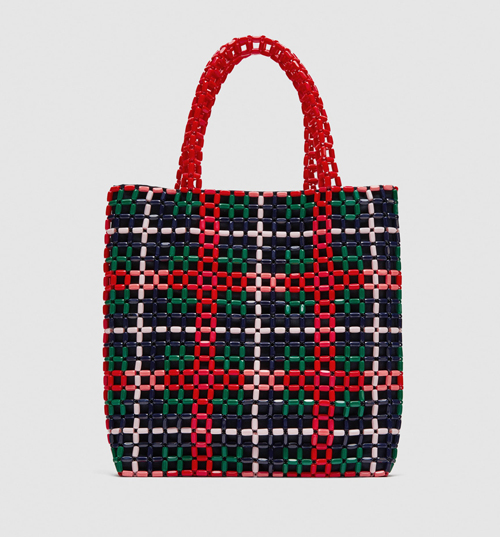 Αυτή η ρετρό τσάντα είναι η νέα εμμονή των fashion girls-4