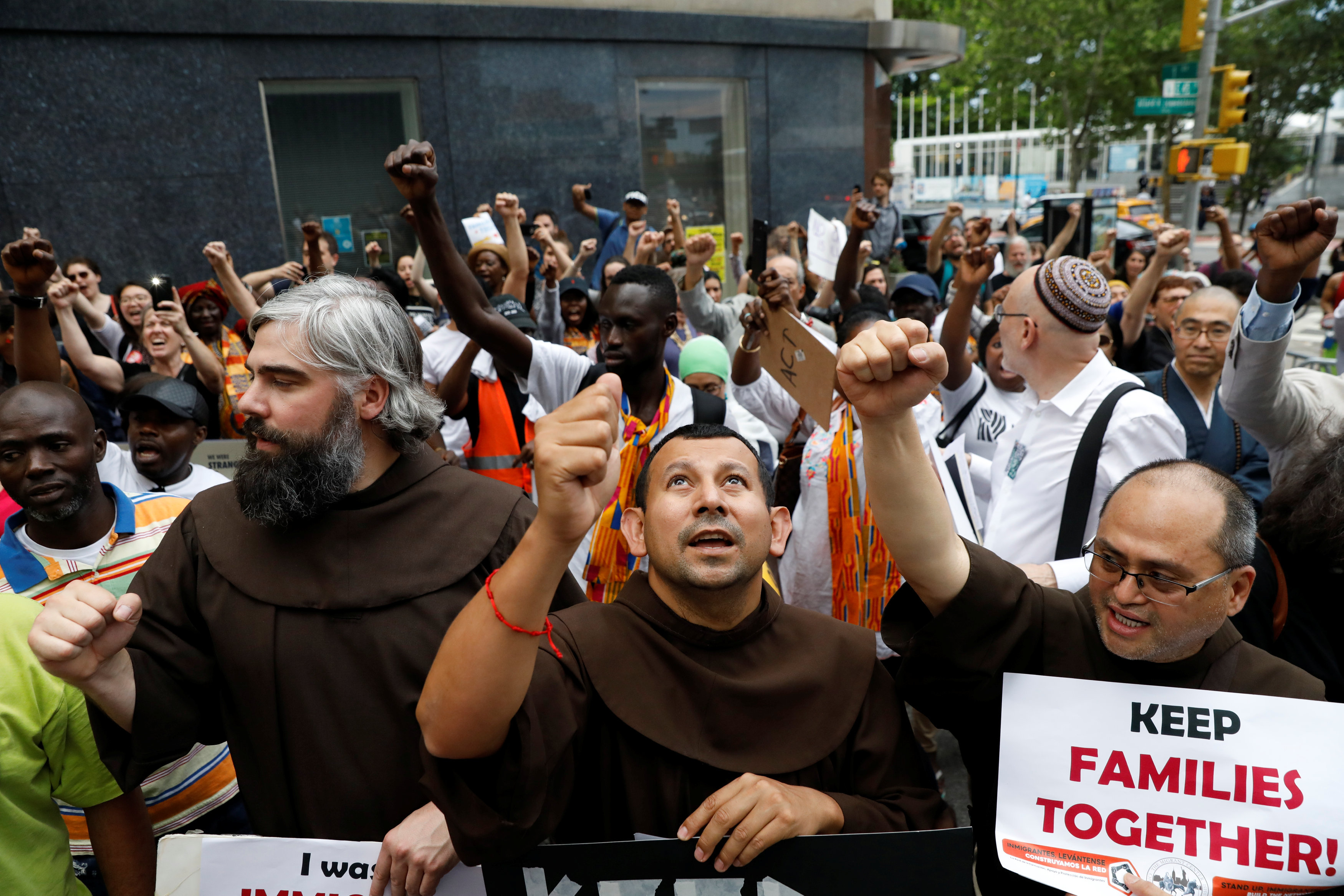 Σύγχυση επικρατεί για το μέλλον των παιδιών μεταναστών που κρατούνται στα σύνορα ΗΠΑ – Μεξικό-3