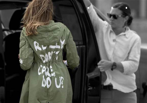 Κι όμως, η Melania πήγε στα σύνορα με το Μεξικό με μπουφάν που έγραφε ”Πραγματικά δεν με νοιάζει”-1