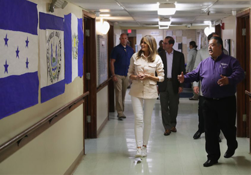 Κι όμως, η Melania πήγε στα σύνορα με το Μεξικό με μπουφάν που έγραφε ”Πραγματικά δεν με νοιάζει”-4