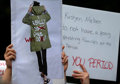 Κι όμως, η Melania πήγε στα σύνορα με το Μεξικό με μπουφάν που έγραφε ”Πραγματικά δεν με νοιάζει”-3