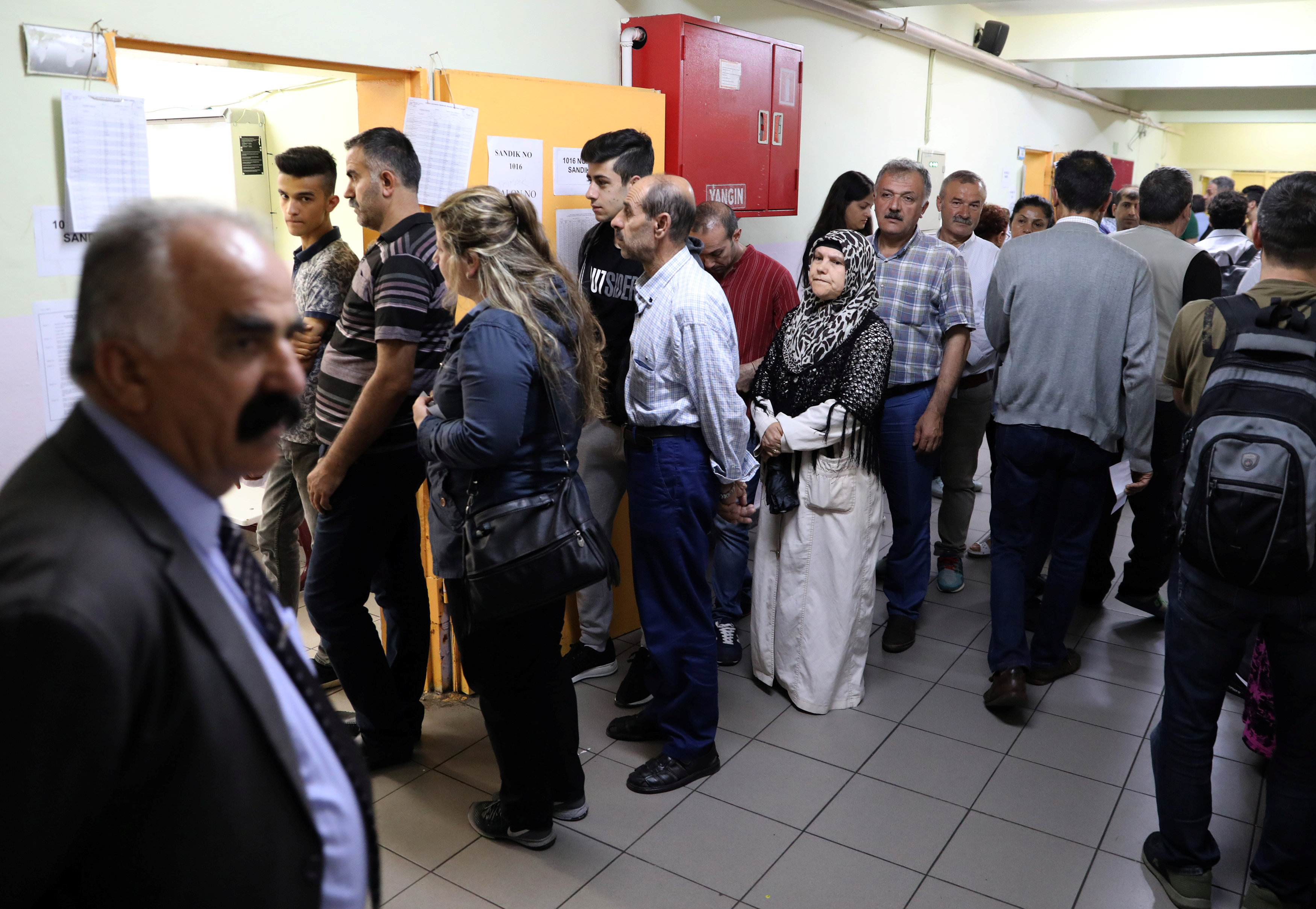 Η ώρα της κάλπης στην Τουρκία-1