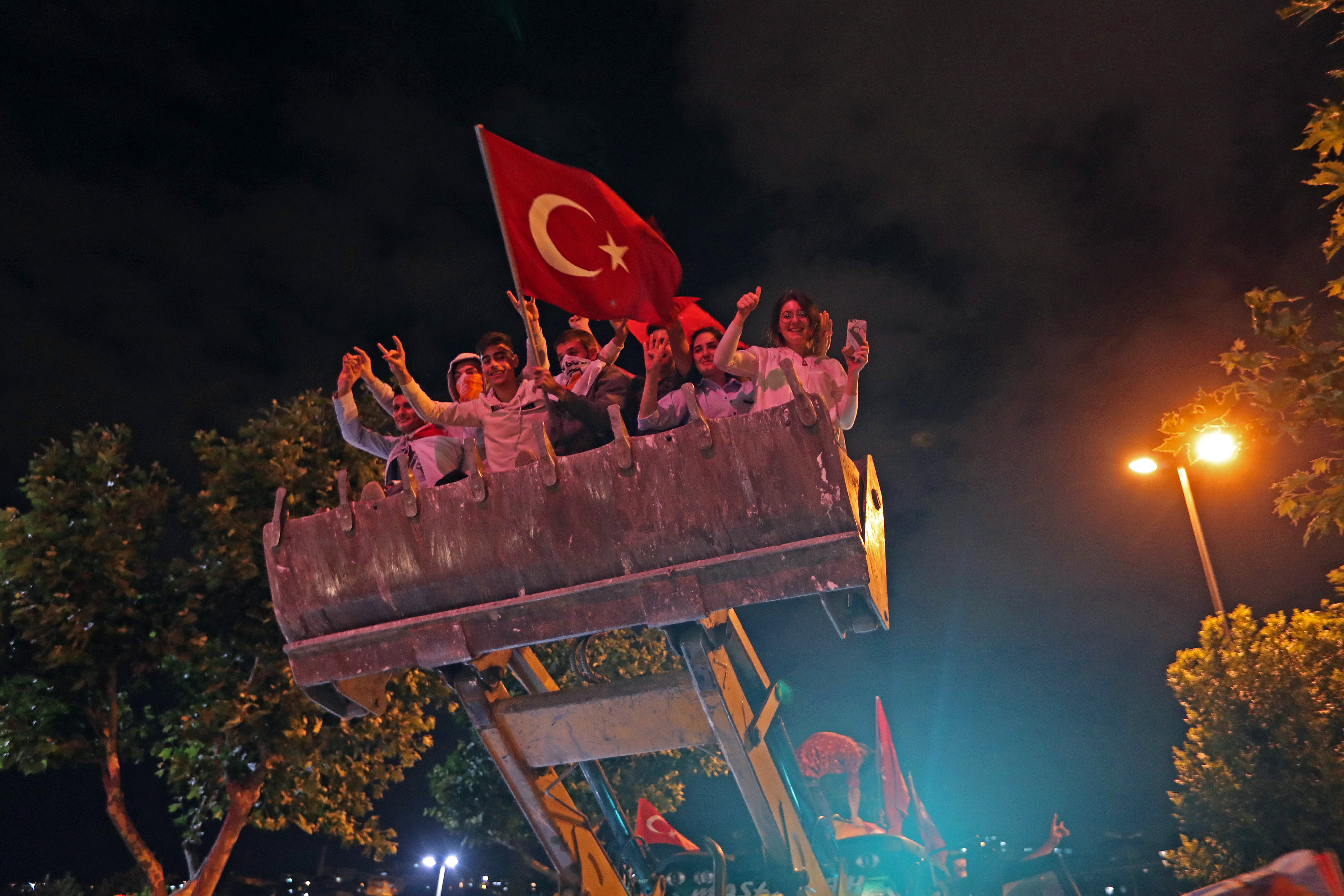 Οι υποστηρικτές του Ερντογάν πανηγυρίζουν στους δρόμους της Τουρκίας (φωτογραφίες)-1