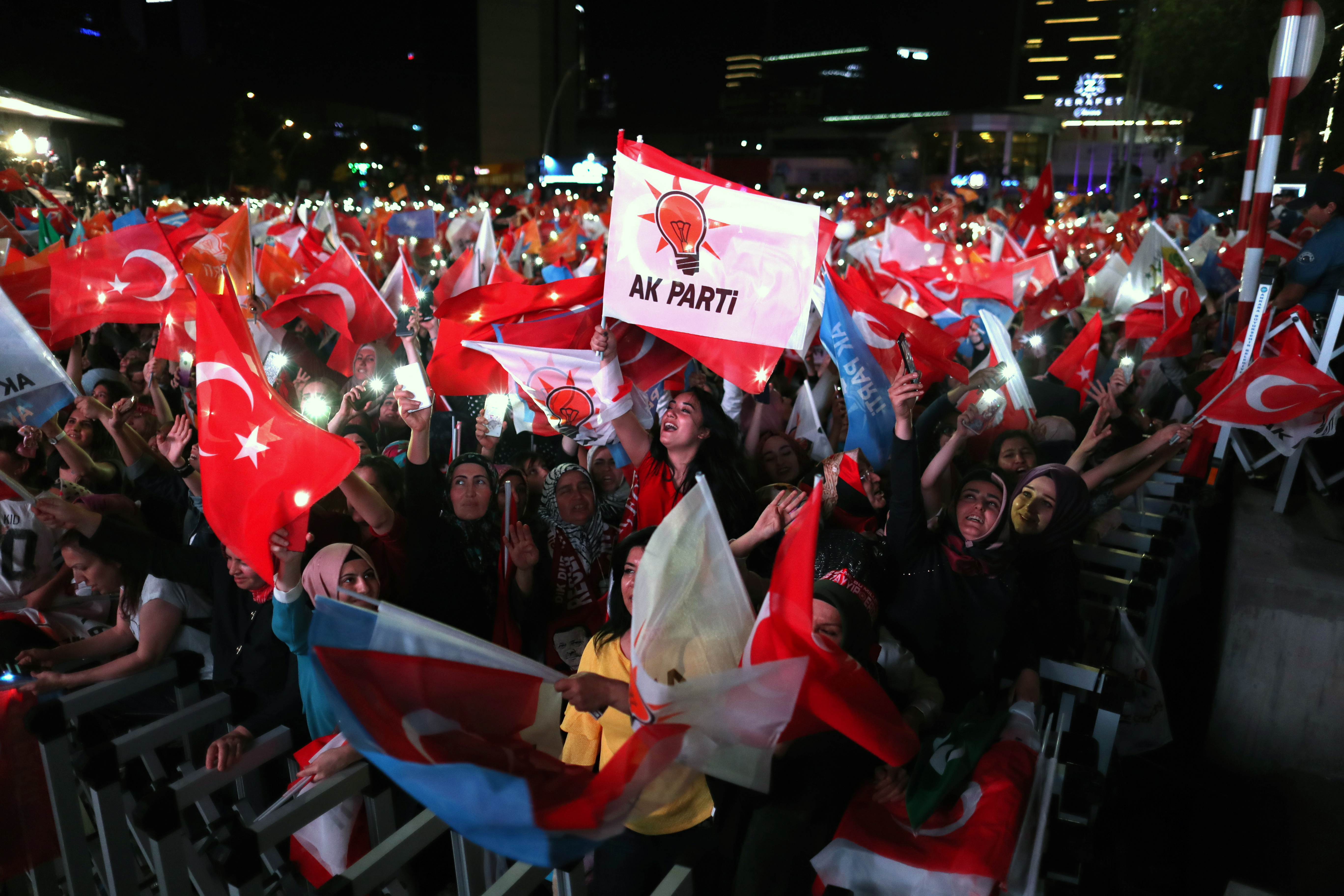 Οι υποστηρικτές του Ερντογάν πανηγυρίζουν στους δρόμους της Τουρκίας (φωτογραφίες)-2