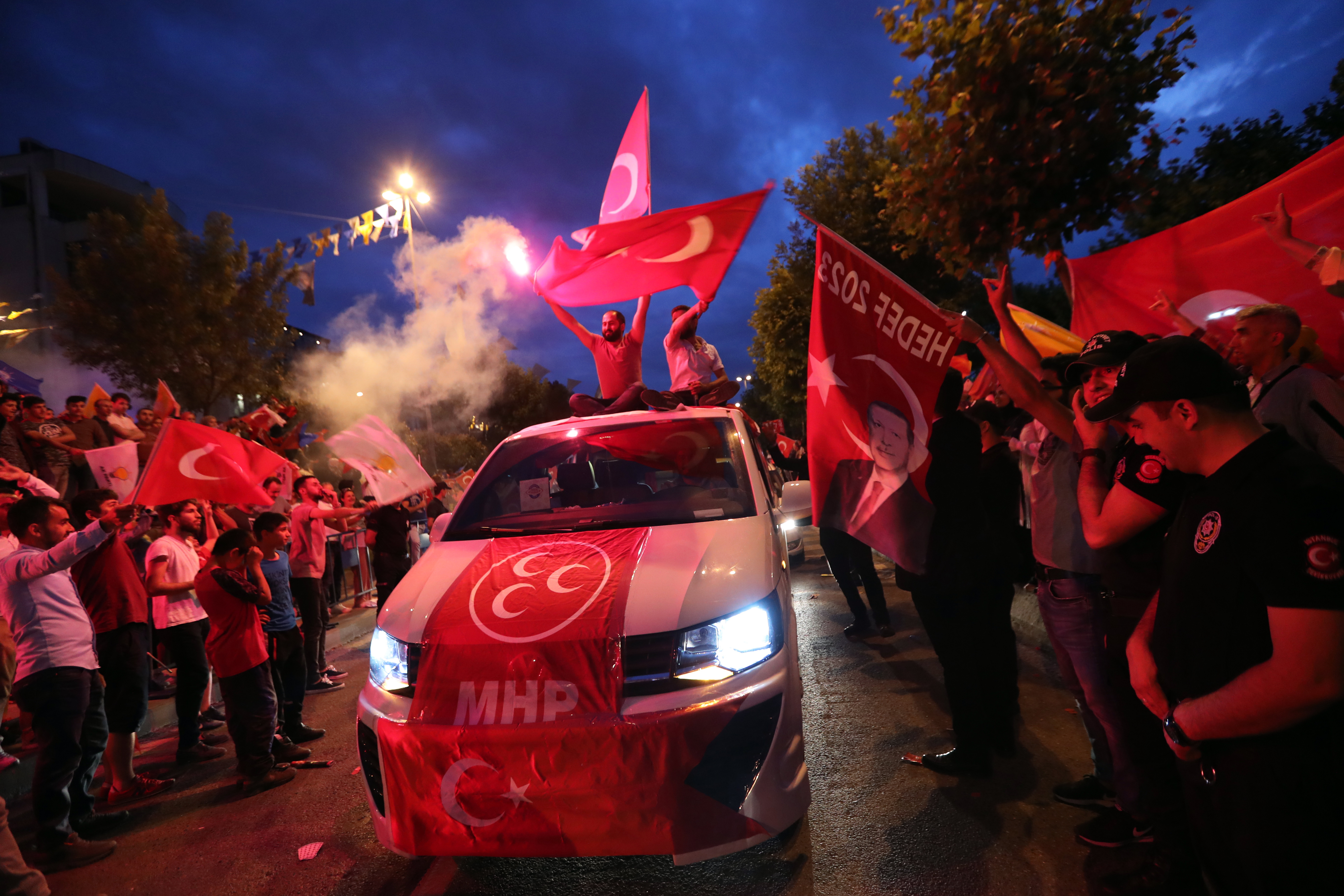 Οι υποστηρικτές του Ερντογάν πανηγυρίζουν στους δρόμους της Τουρκίας (φωτογραφίες)-5