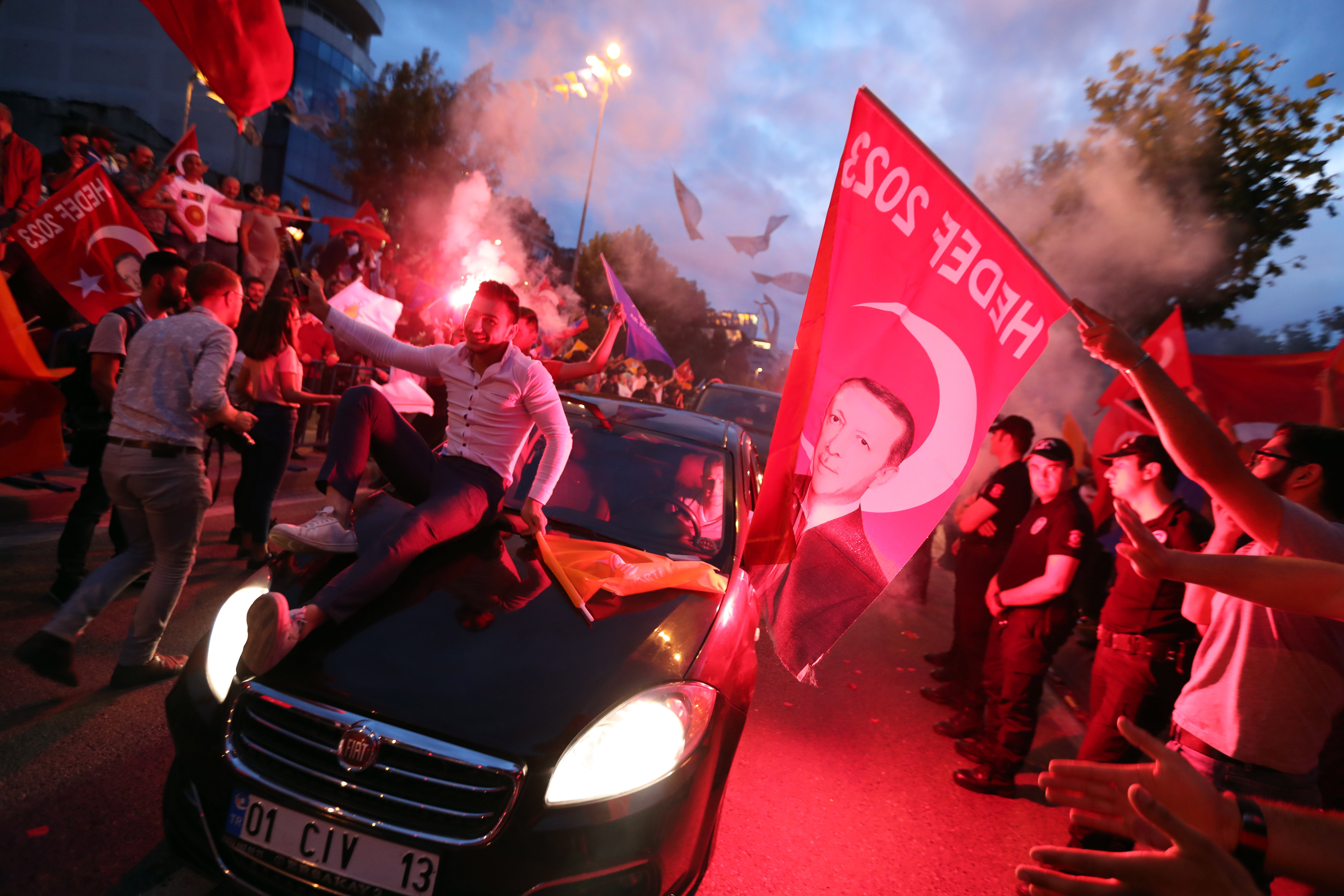 Οι υποστηρικτές του Ερντογάν πανηγυρίζουν στους δρόμους της Τουρκίας (φωτογραφίες)-7