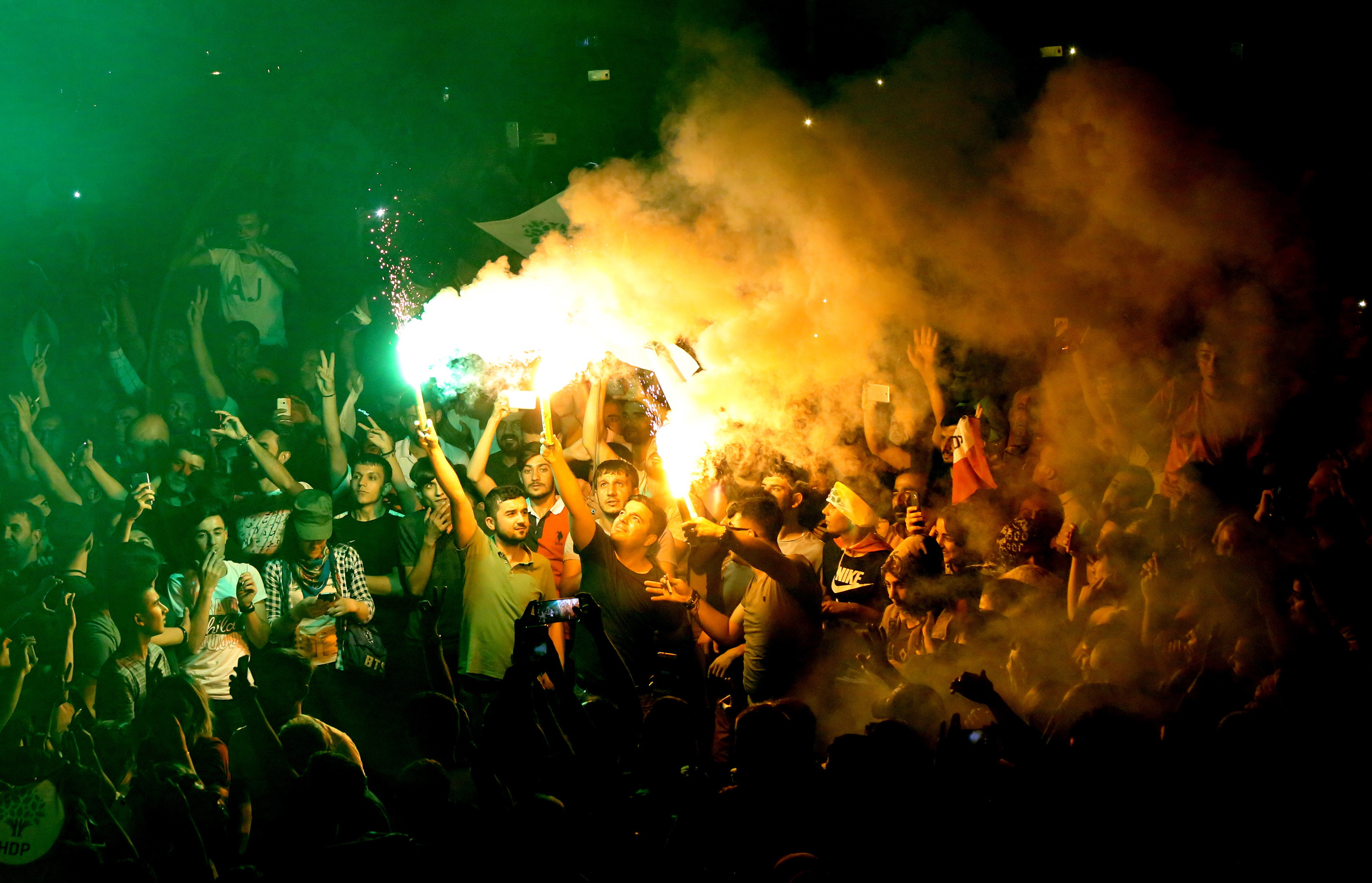 Ο Ερντογάν πανηγυρίζει τη νίκη του από τον α’ γύρο – Κερδίζει και τη Βουλή-5