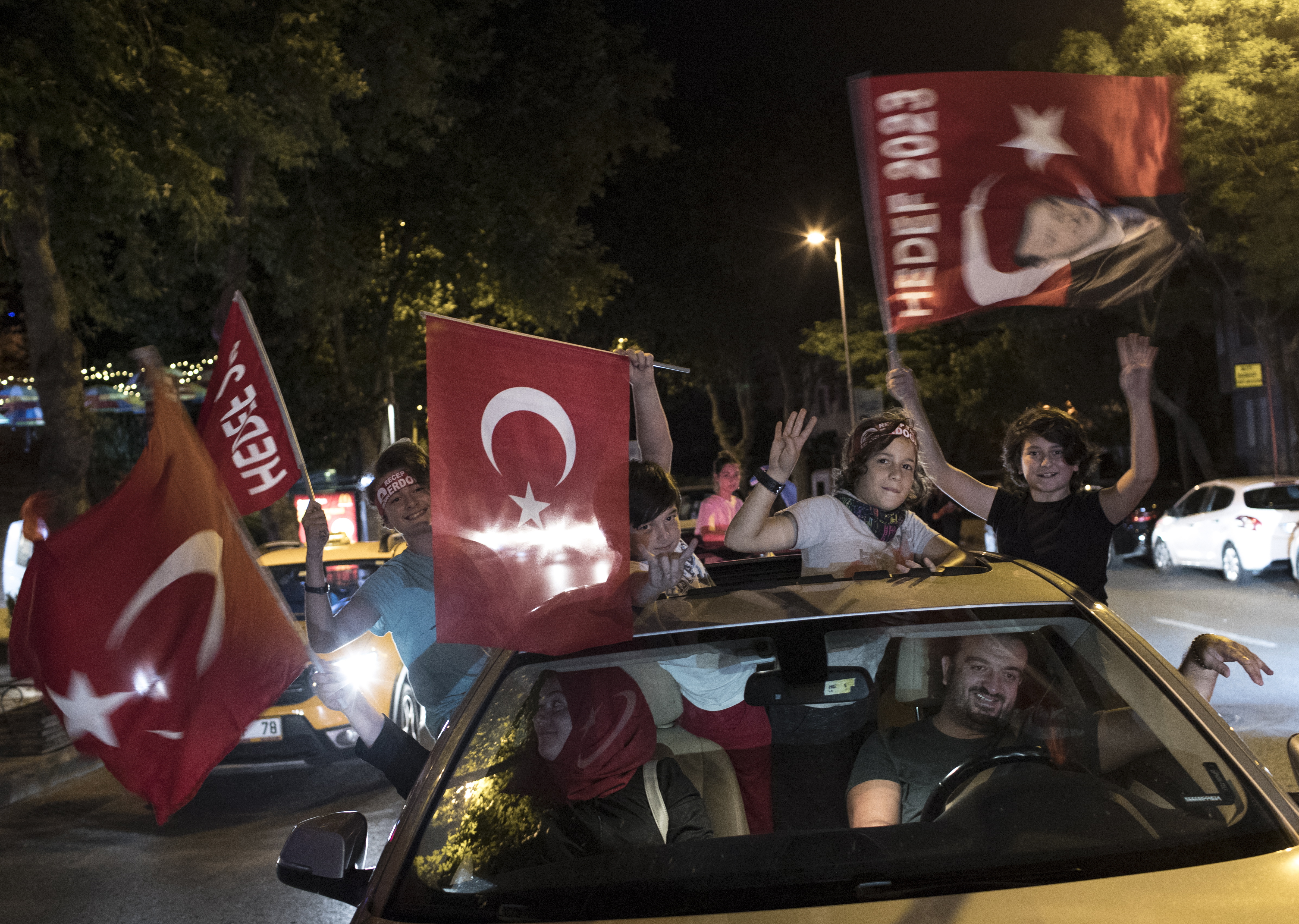 Ο Ερντογάν πανηγυρίζει τη νίκη του από τον α’ γύρο – Κερδίζει και τη Βουλή-6