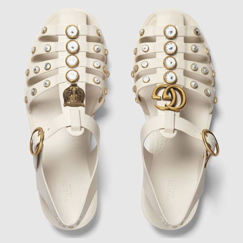 Γιατί όλα τα κορίτσια της μόδας αγοράζουν αυτά τα ”άσχημα” σανδάλια;-1